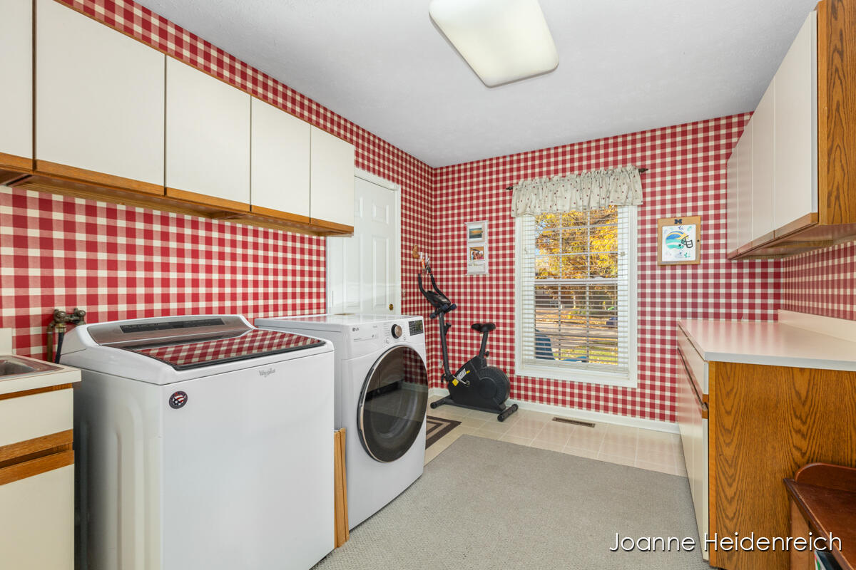 2526 Birchcrest Drive Se Property Photo 24