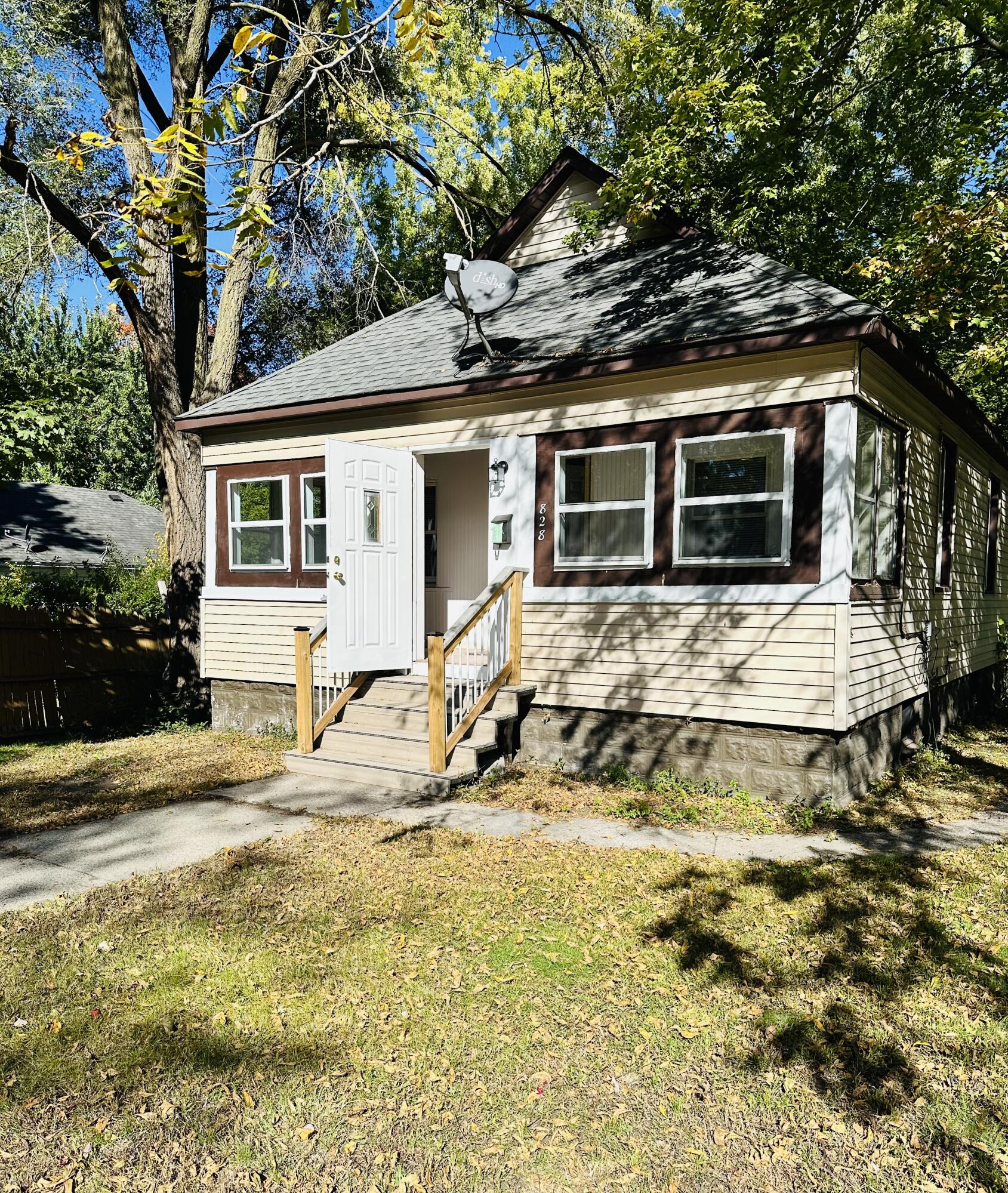 828 W Larch Avenue Property Photo 1