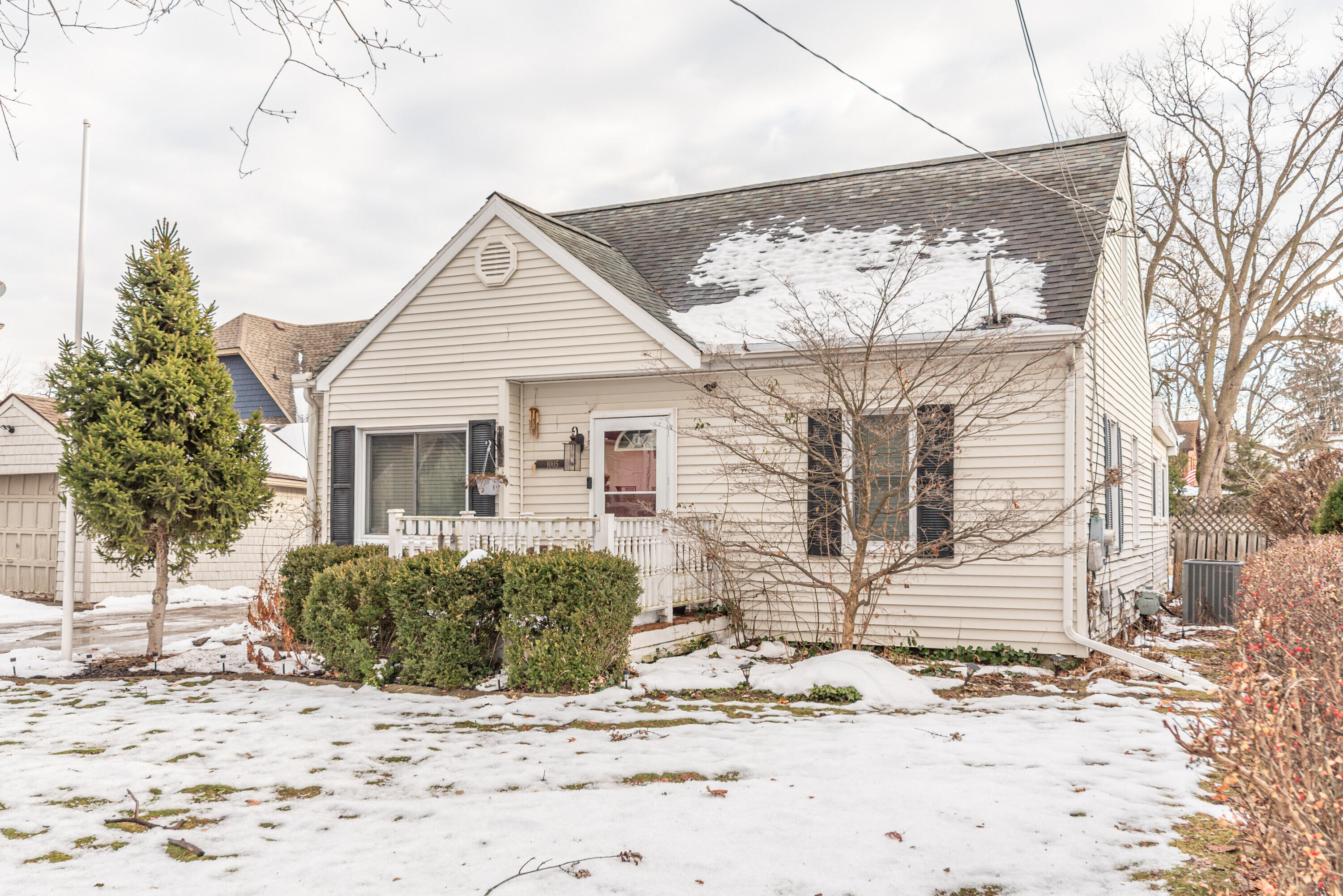1005 S Wisner Street Property Photo 2