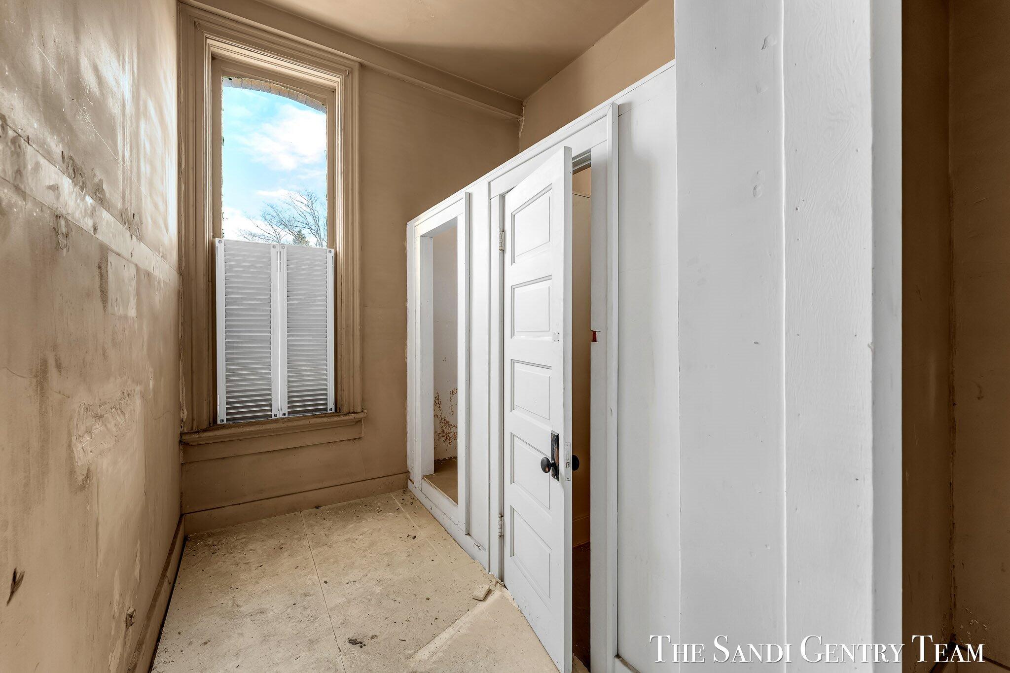 327 S Hancock Street Property Photo 26