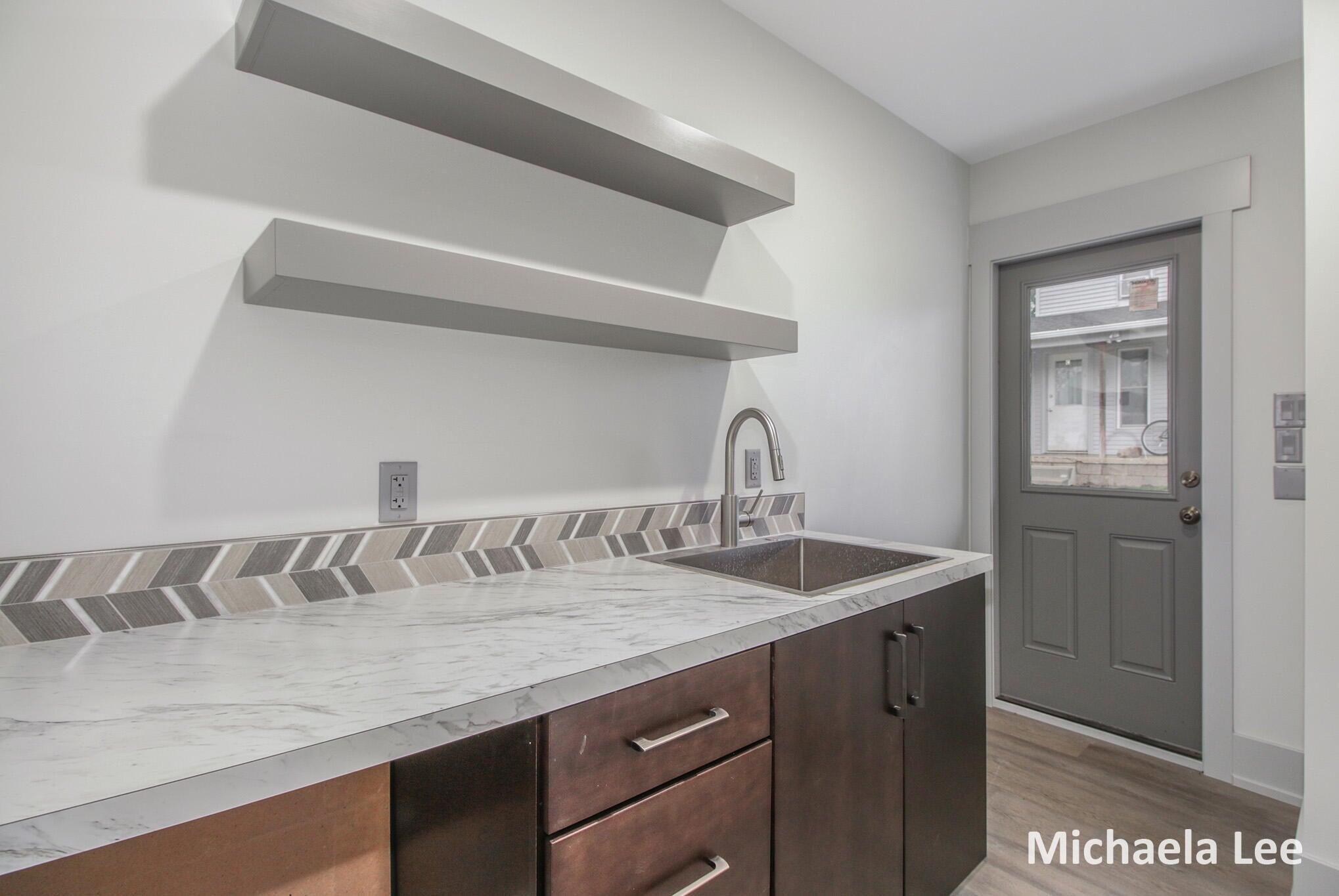 402 Thornton Street Property Photo 6