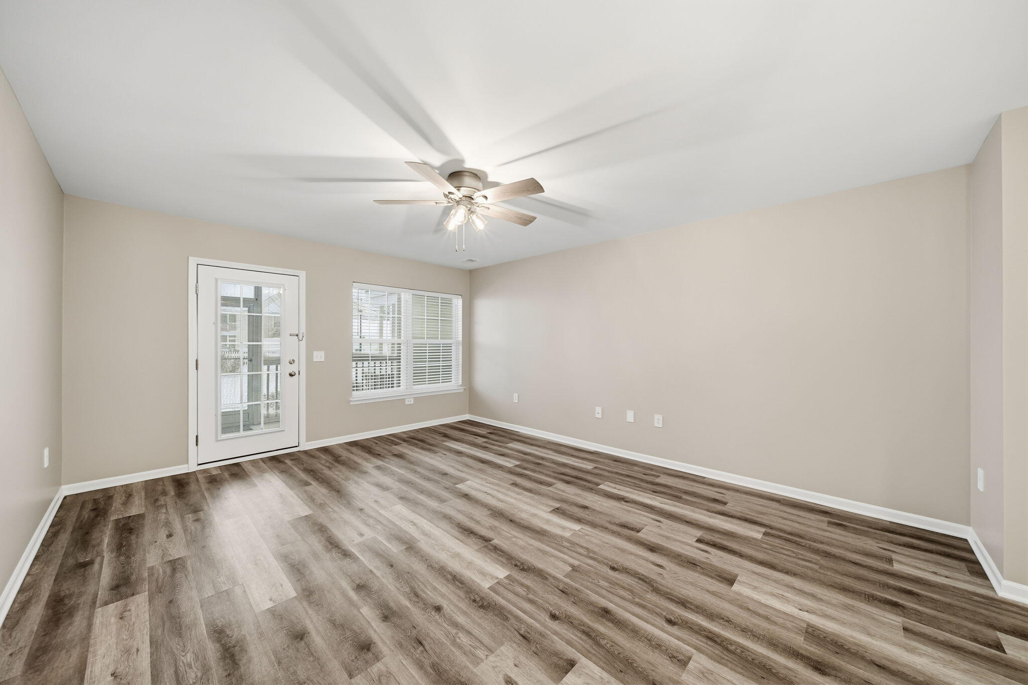 2738 S Knightsbridge Circle Property Photo 3