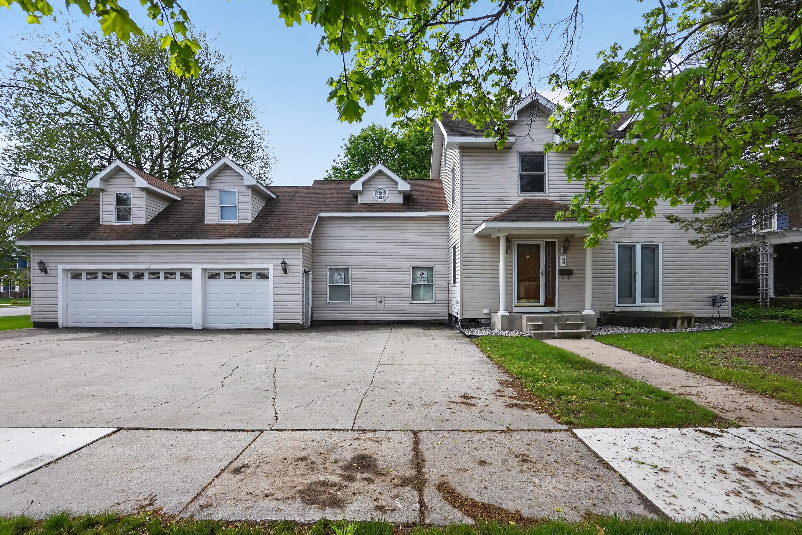 1109 S Genesee Drive Property Photo 3