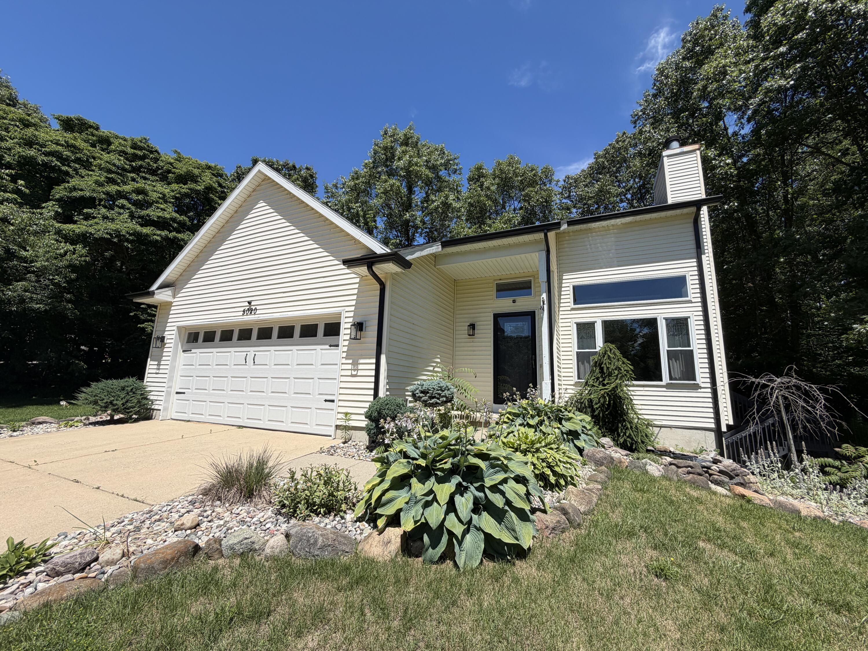 5020 Roundtree Drive Property Photo 1