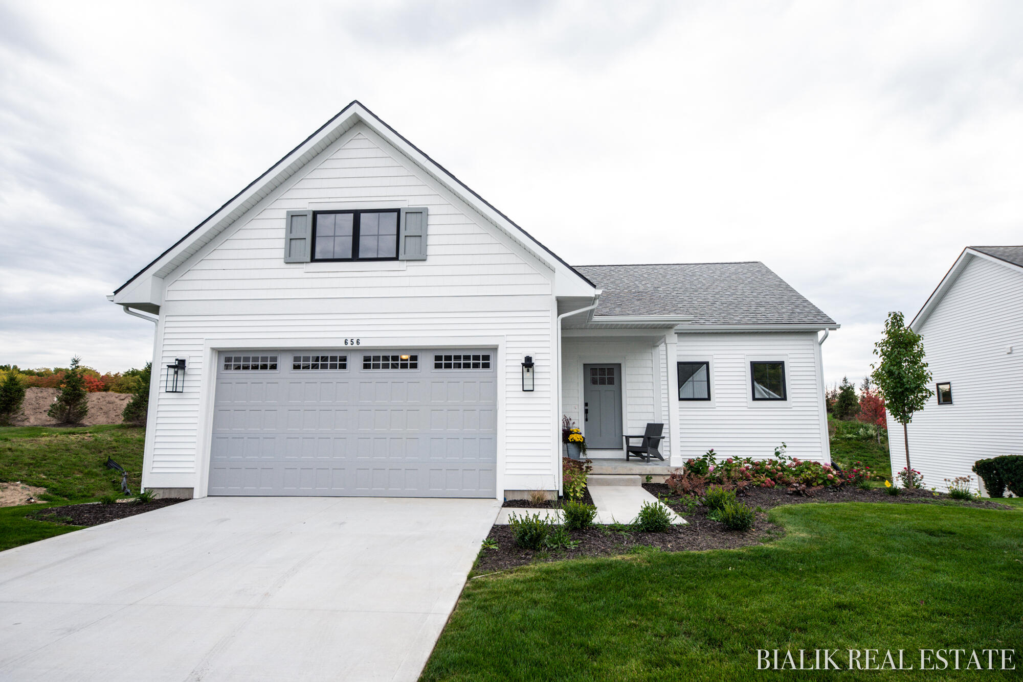 594 Sun Vale Lane Property Photo 3