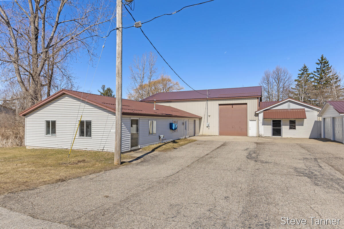 5423 E Howard City-edmore Property Photo 5