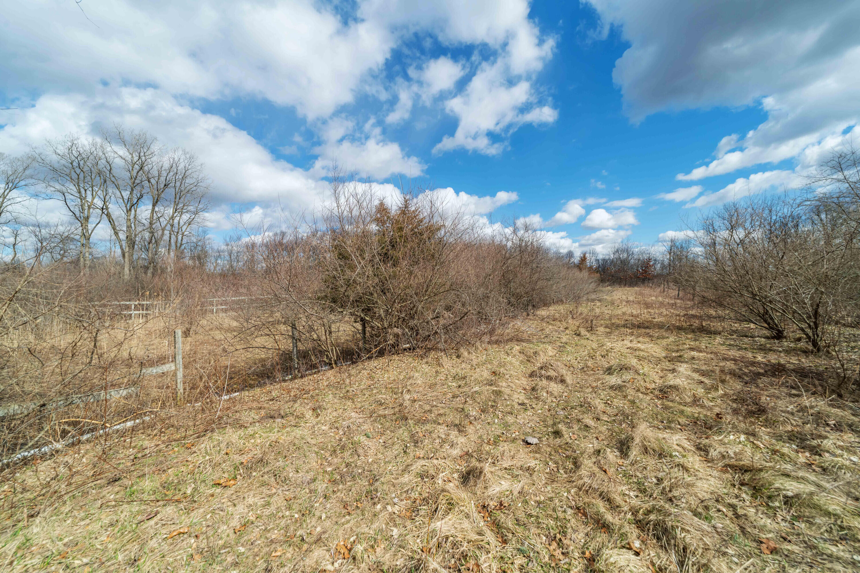 2725 S Duck Lake Road Property Photo 4