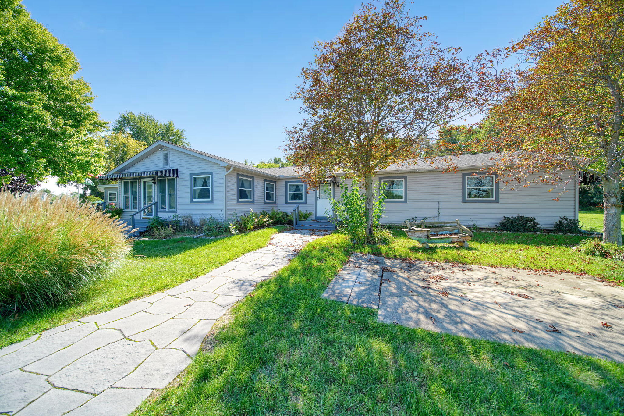 228 Oak Grove Drive Property Photo 1