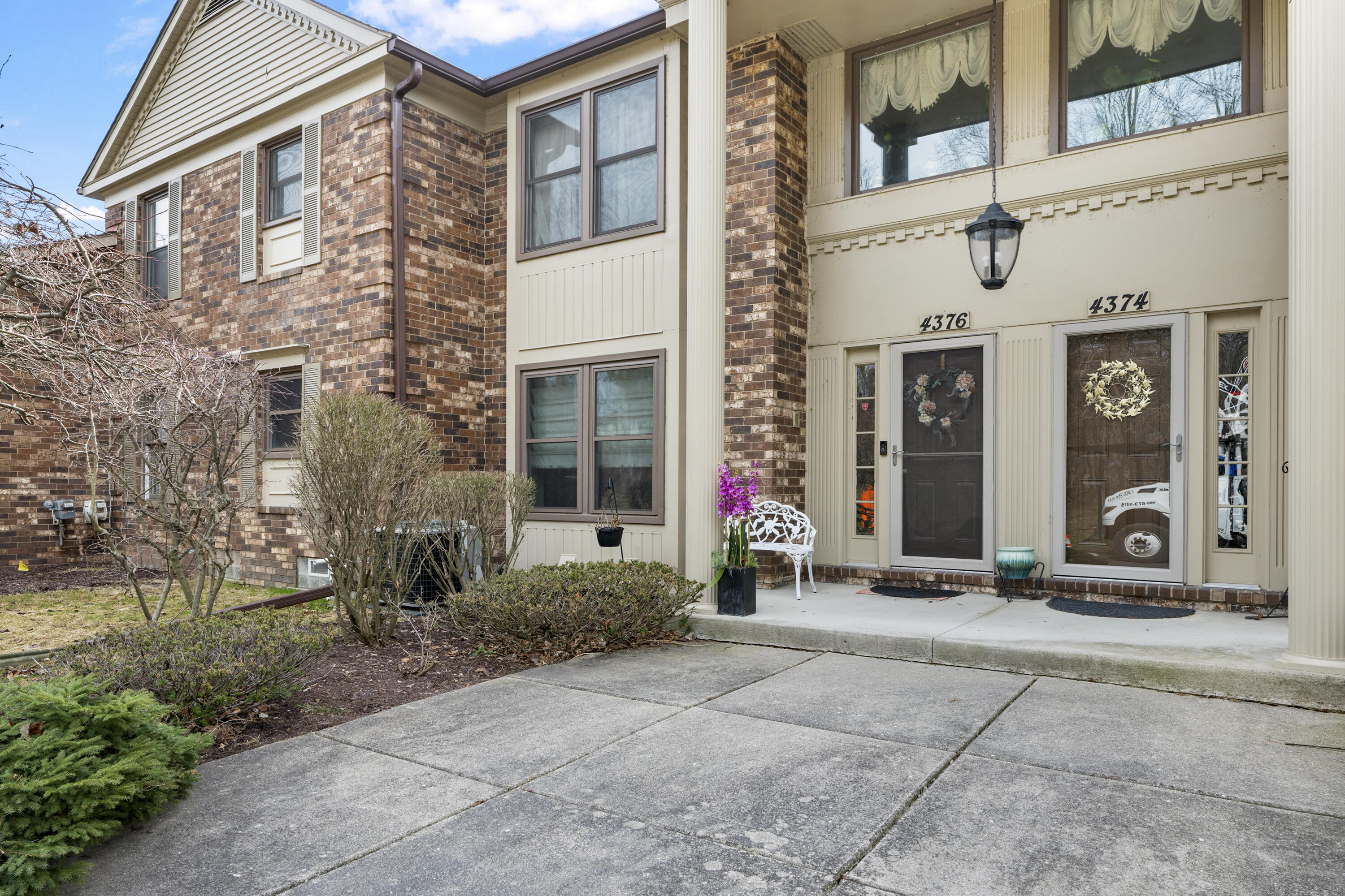 4376 Knightsbridge Lane Property Photo 1