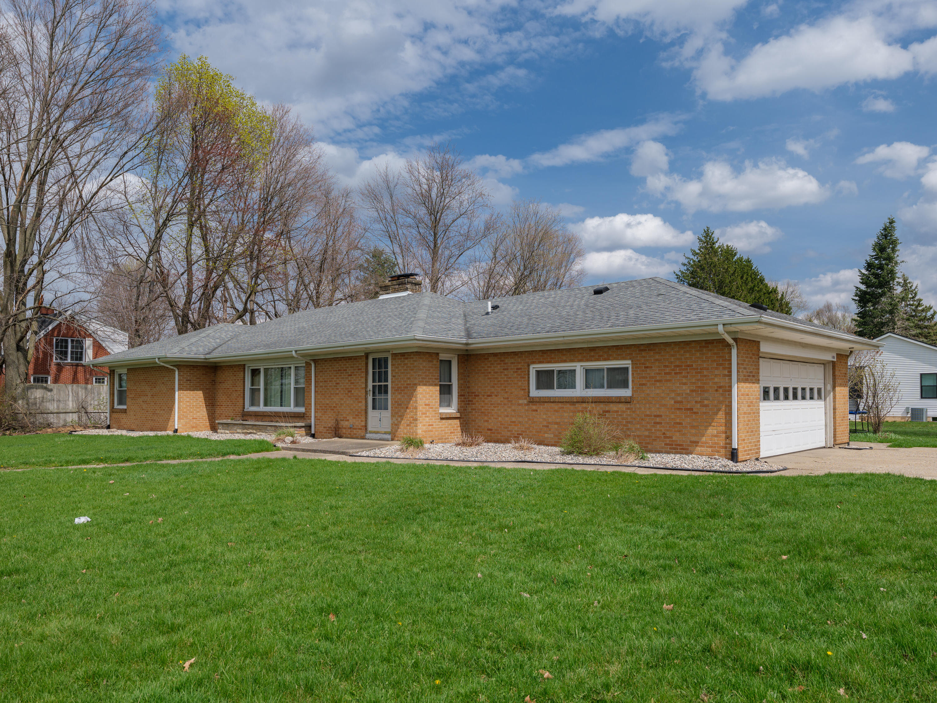 141 S Drake Road Property Photo 1