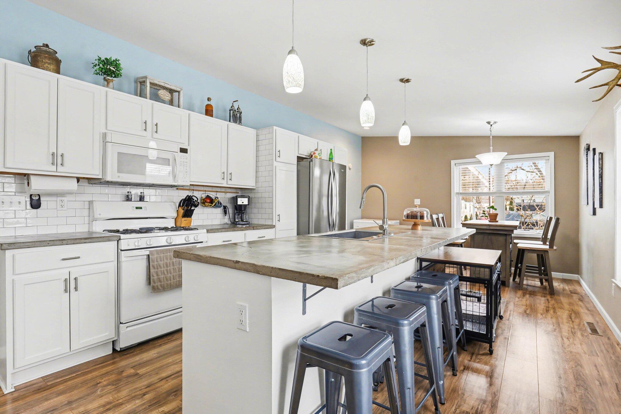 4595 Quebec Avenue Sw Property Photo 6