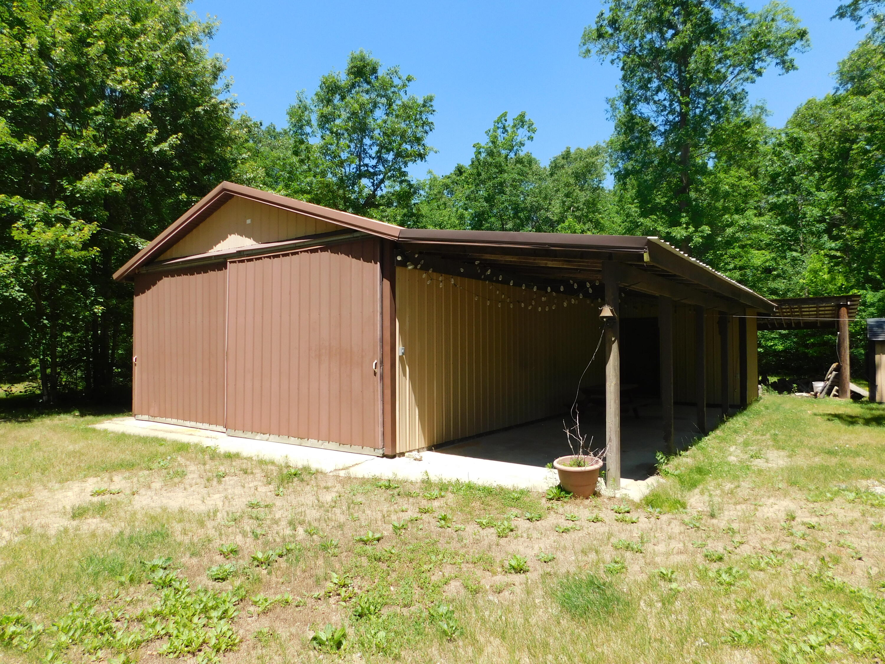 647 N Hart Road Property Photo 3