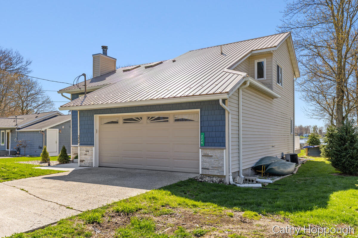 229 Ivason Drive Property Photo 3