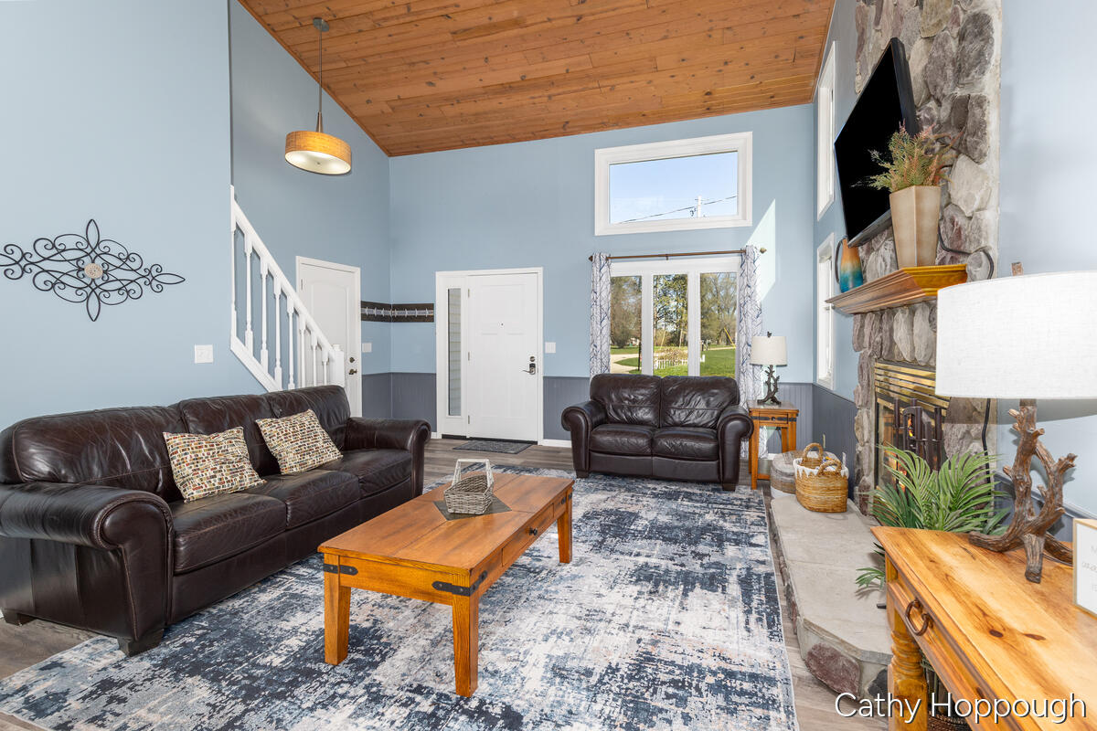 229 Ivason Drive Property Photo 4