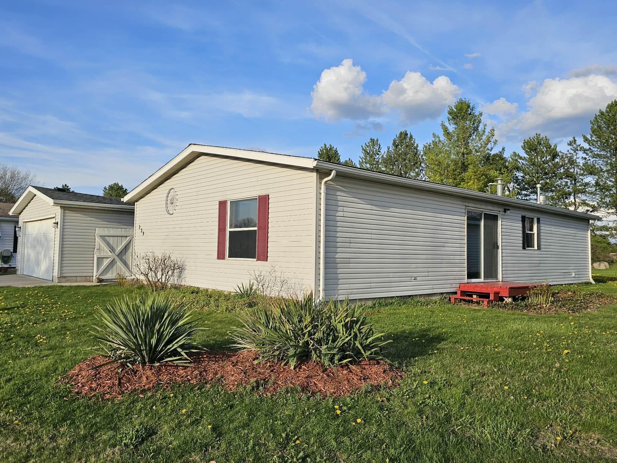 229 Cadgewith E Property Photo 1