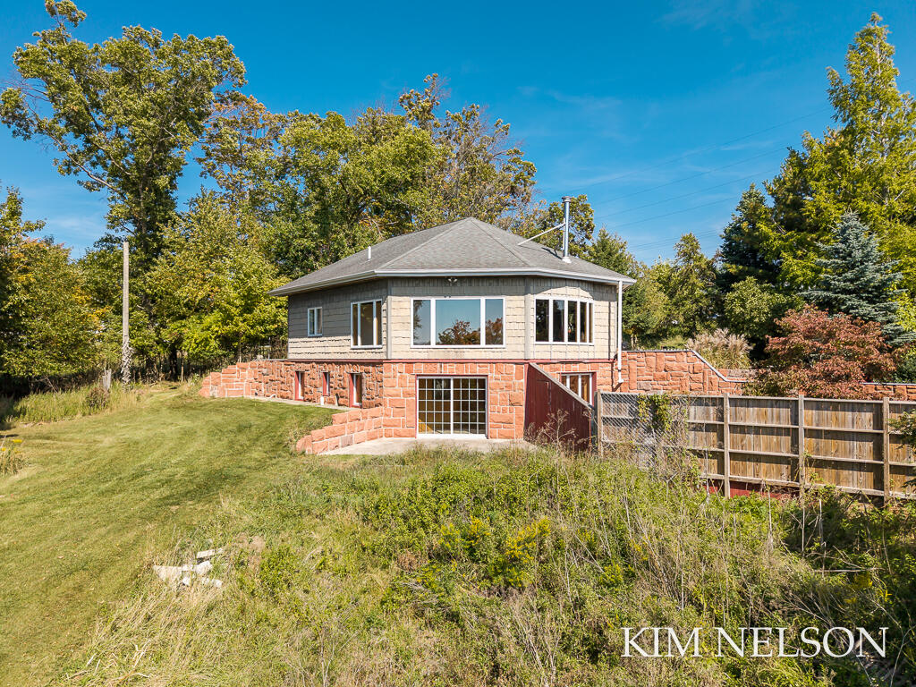 925 S Lake Street Property Photo 1