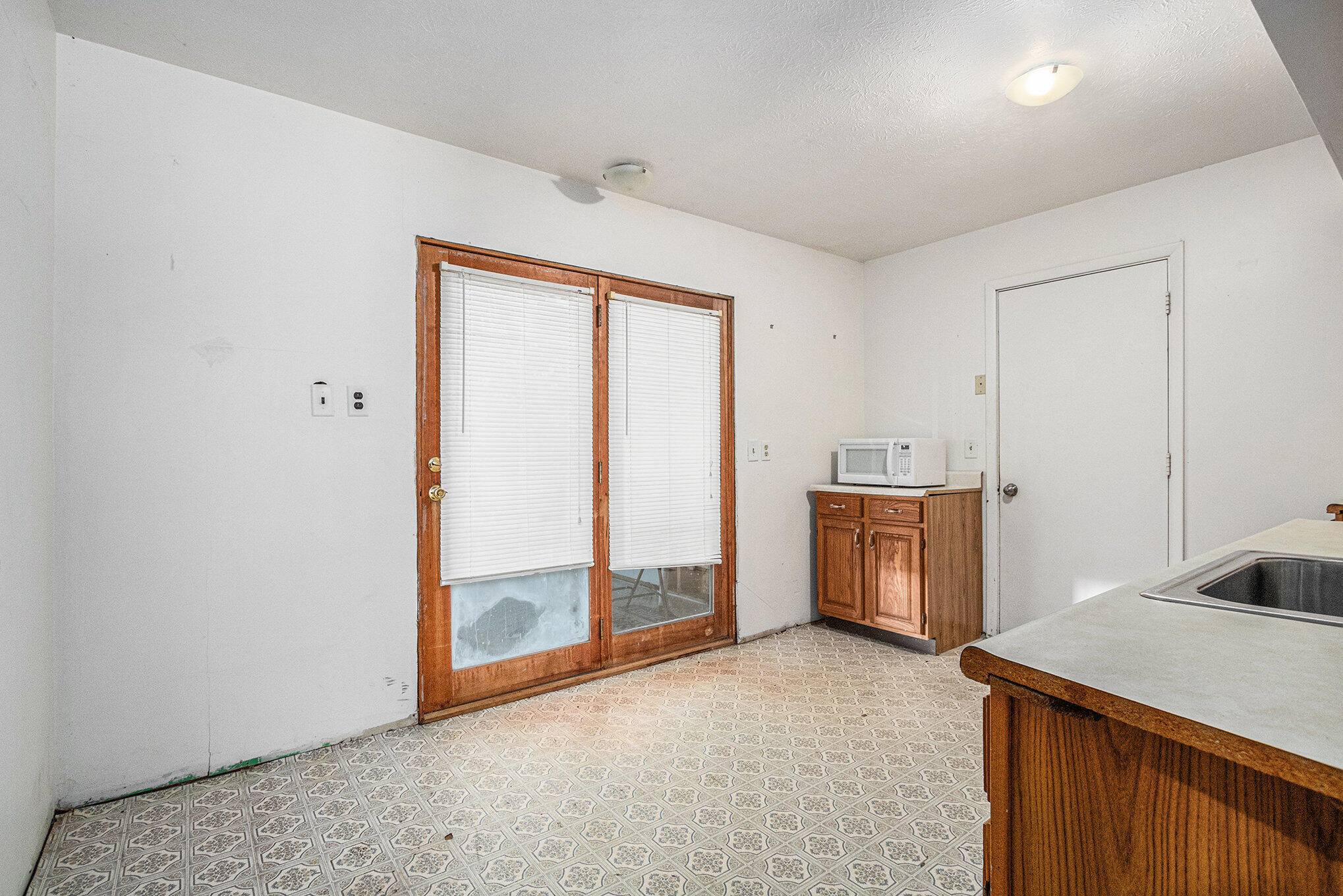 4935 Curran Road Property Photo 5