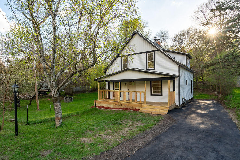 3527 Carlton Avenue Ne Property Photo 1