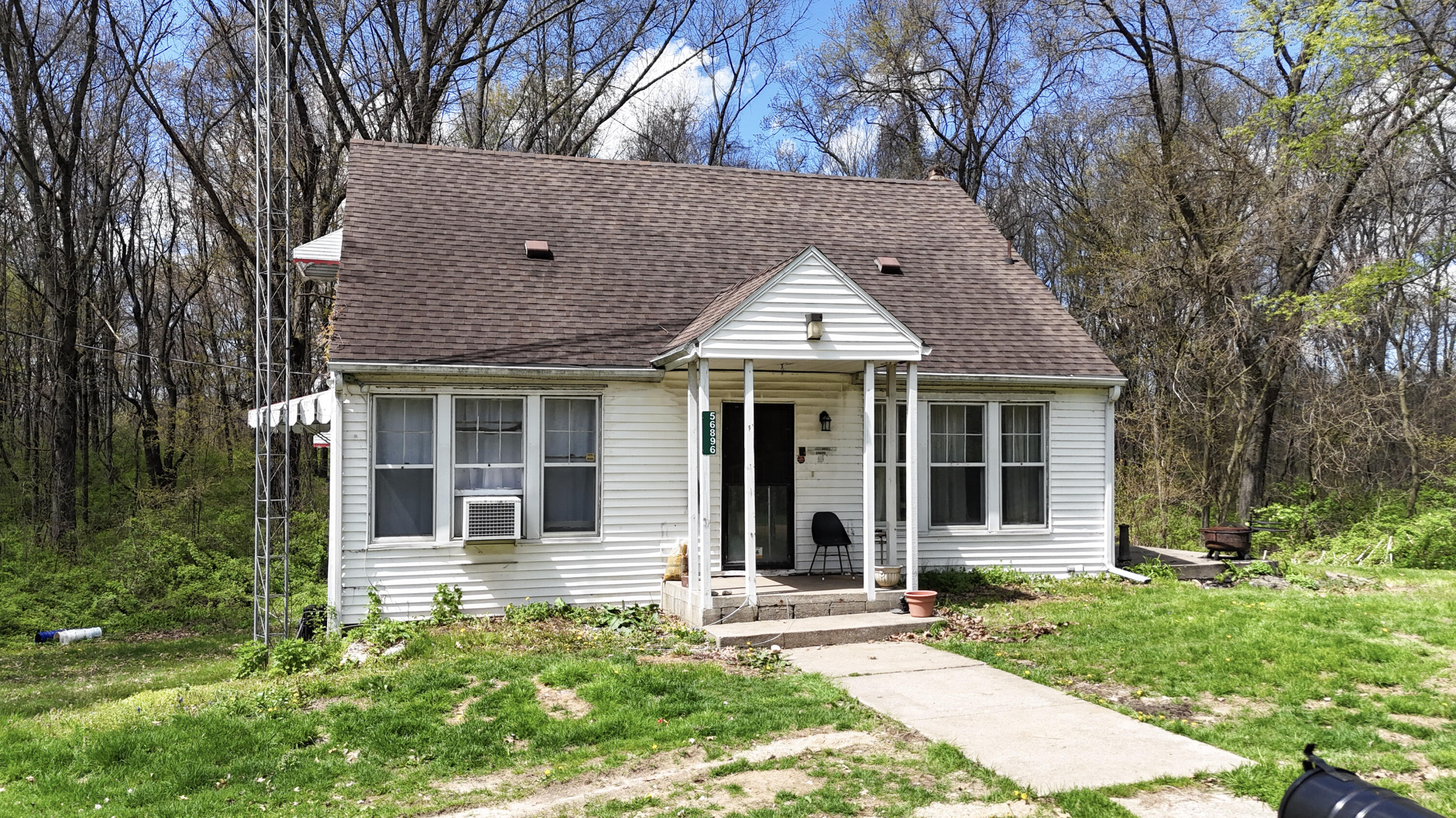 56896 Sunnyside Avenue Property Photo 1