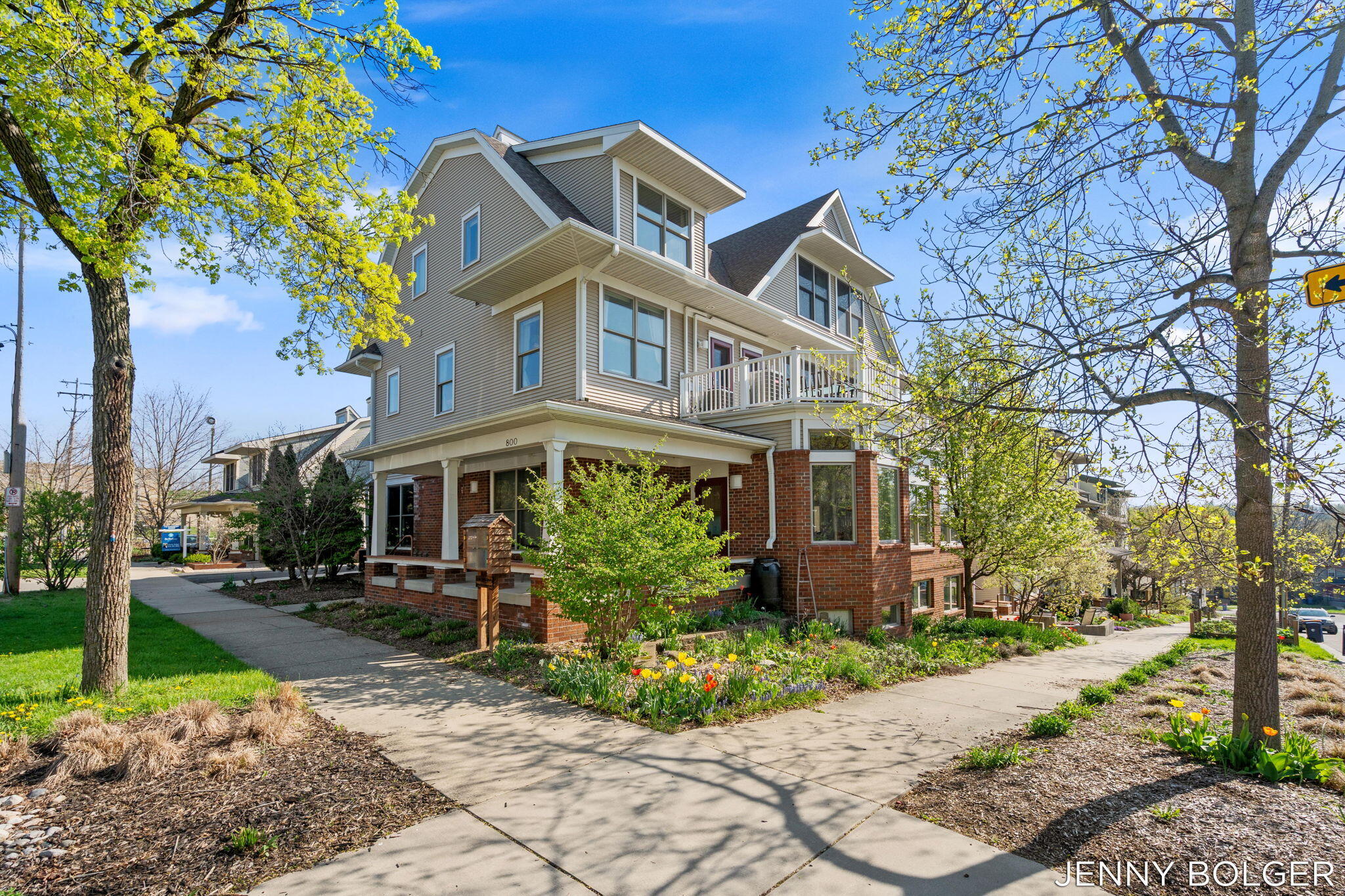 800 Livingston Avenue NE