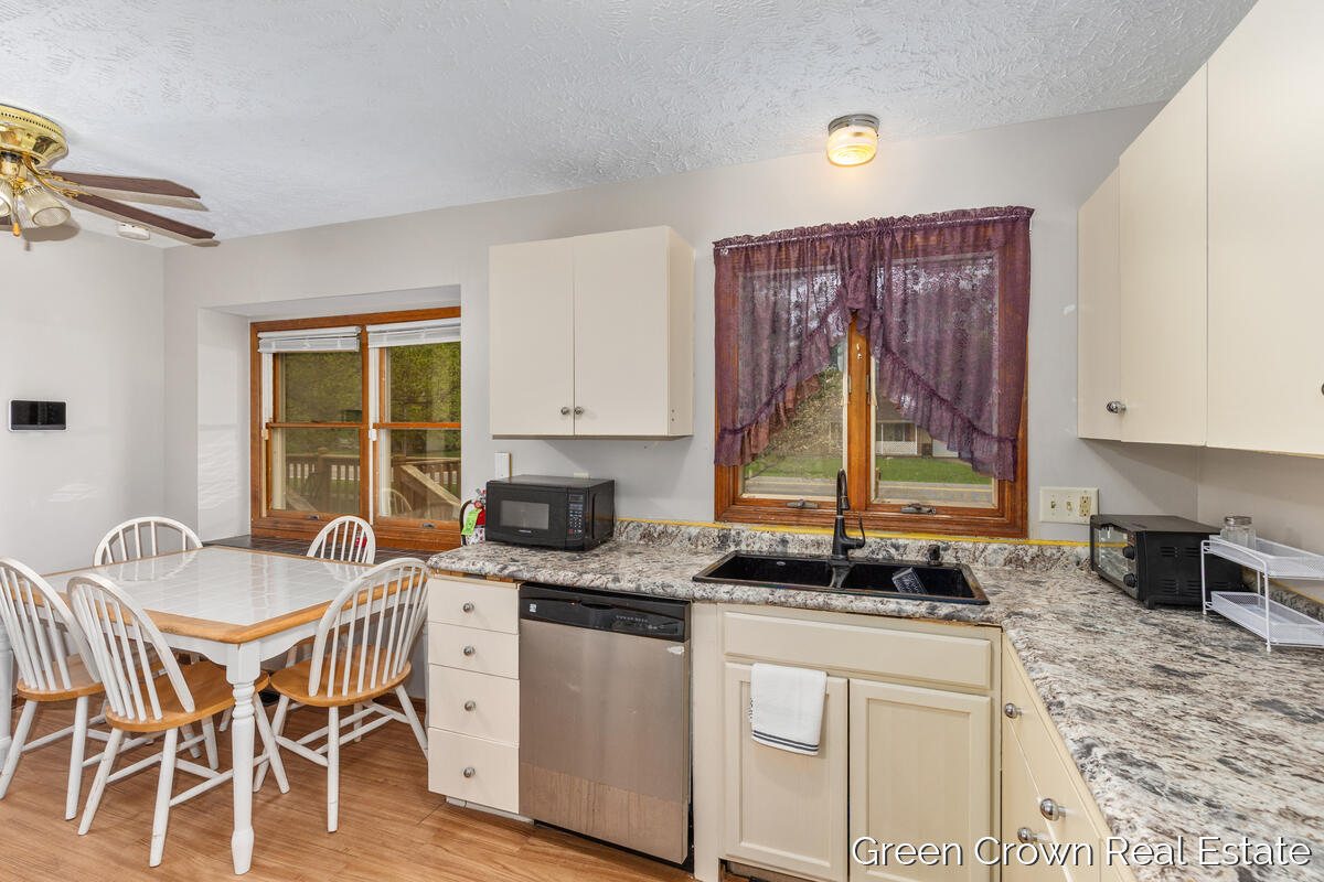 4982 Wilcox Road Property Photo 9