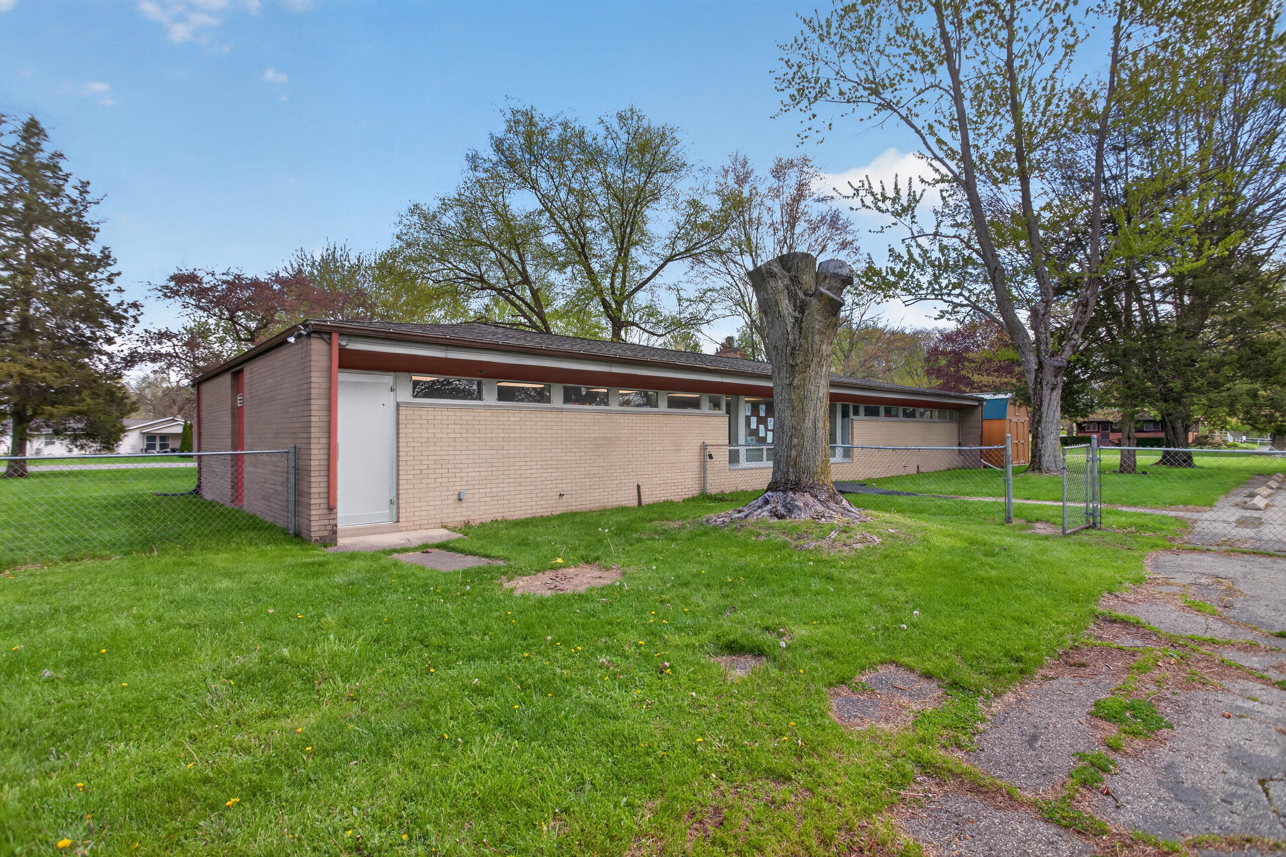 227 E State Street Property Photo 7