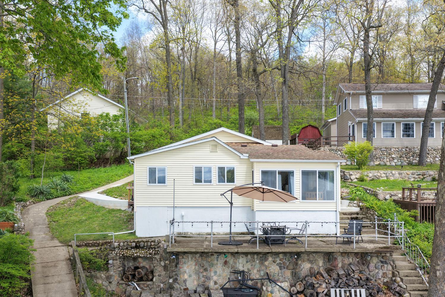 58484 E Clear Lake Road Property Photo 3