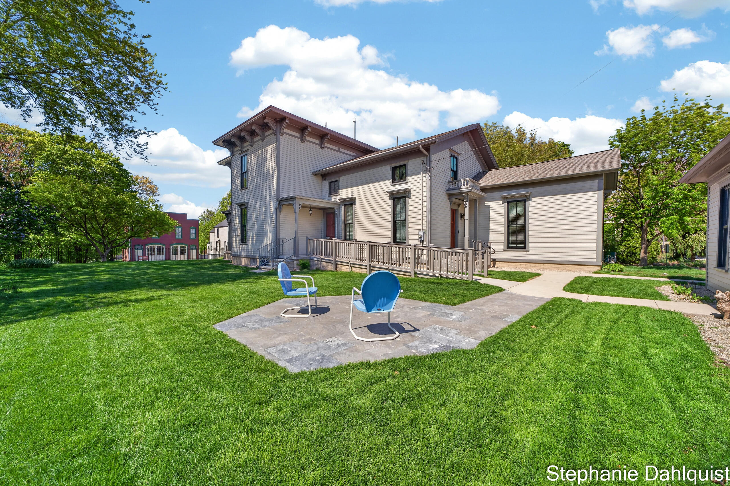 511 W Clay Avenue Property Photo 3