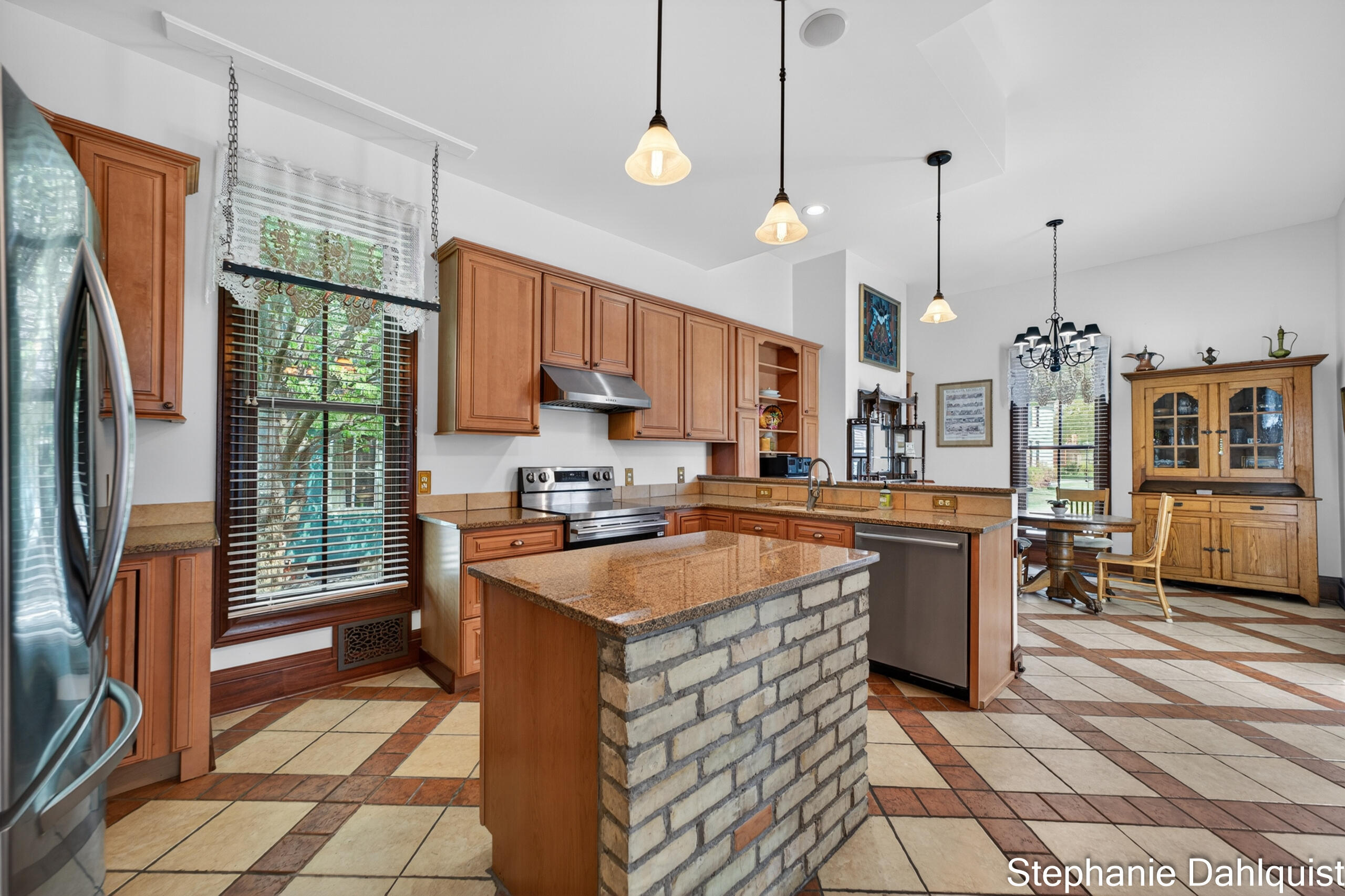 511 W Clay Avenue Property Photo 4