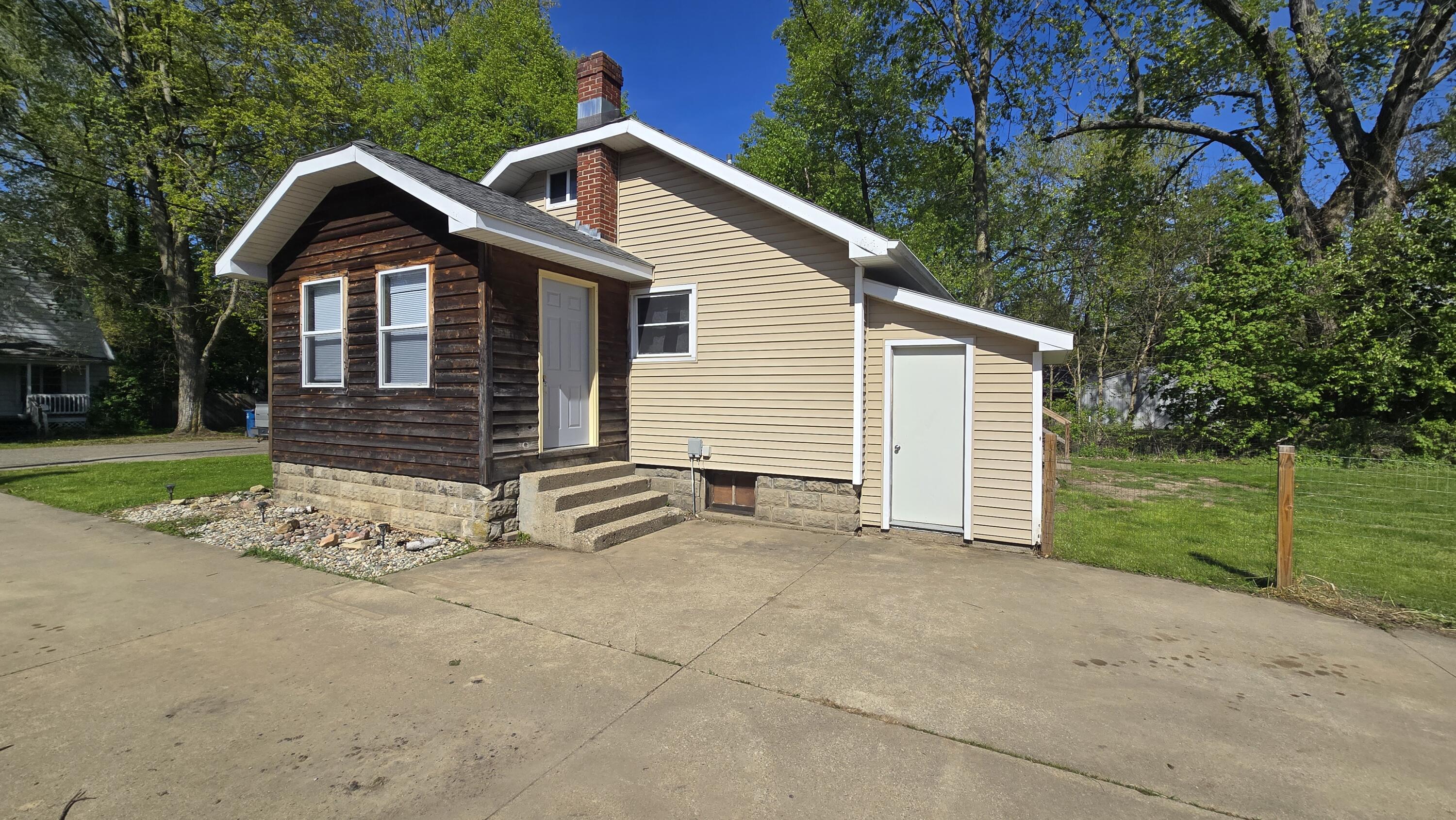 215 E Jane Street Property Photo 3