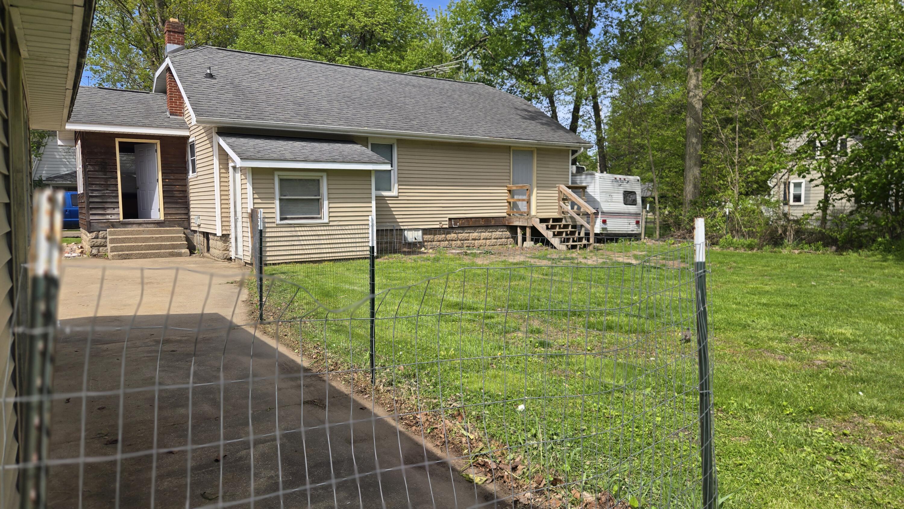 215 E Jane Street Property Photo 4