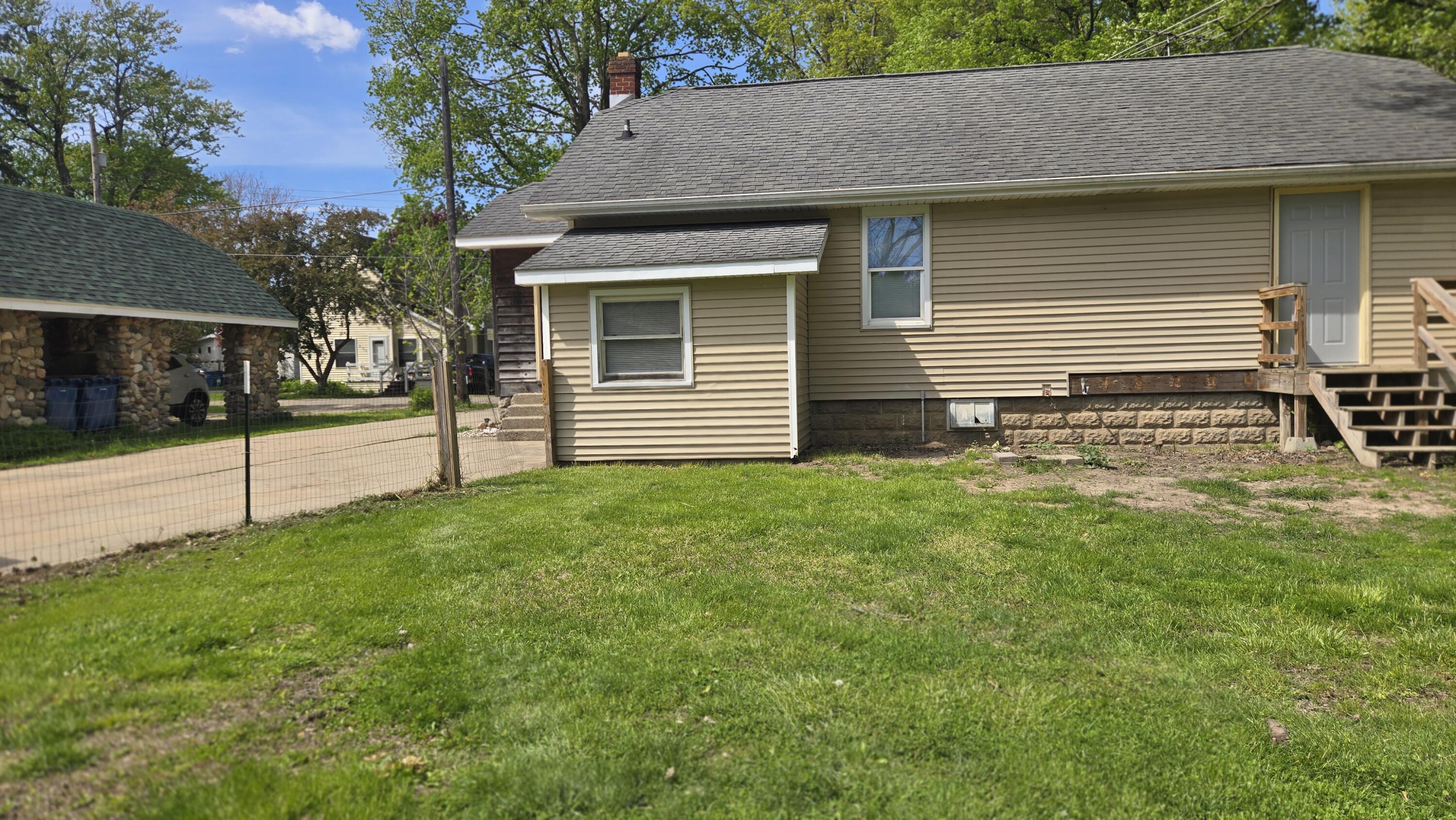 215 E Jane Street Property Photo 5