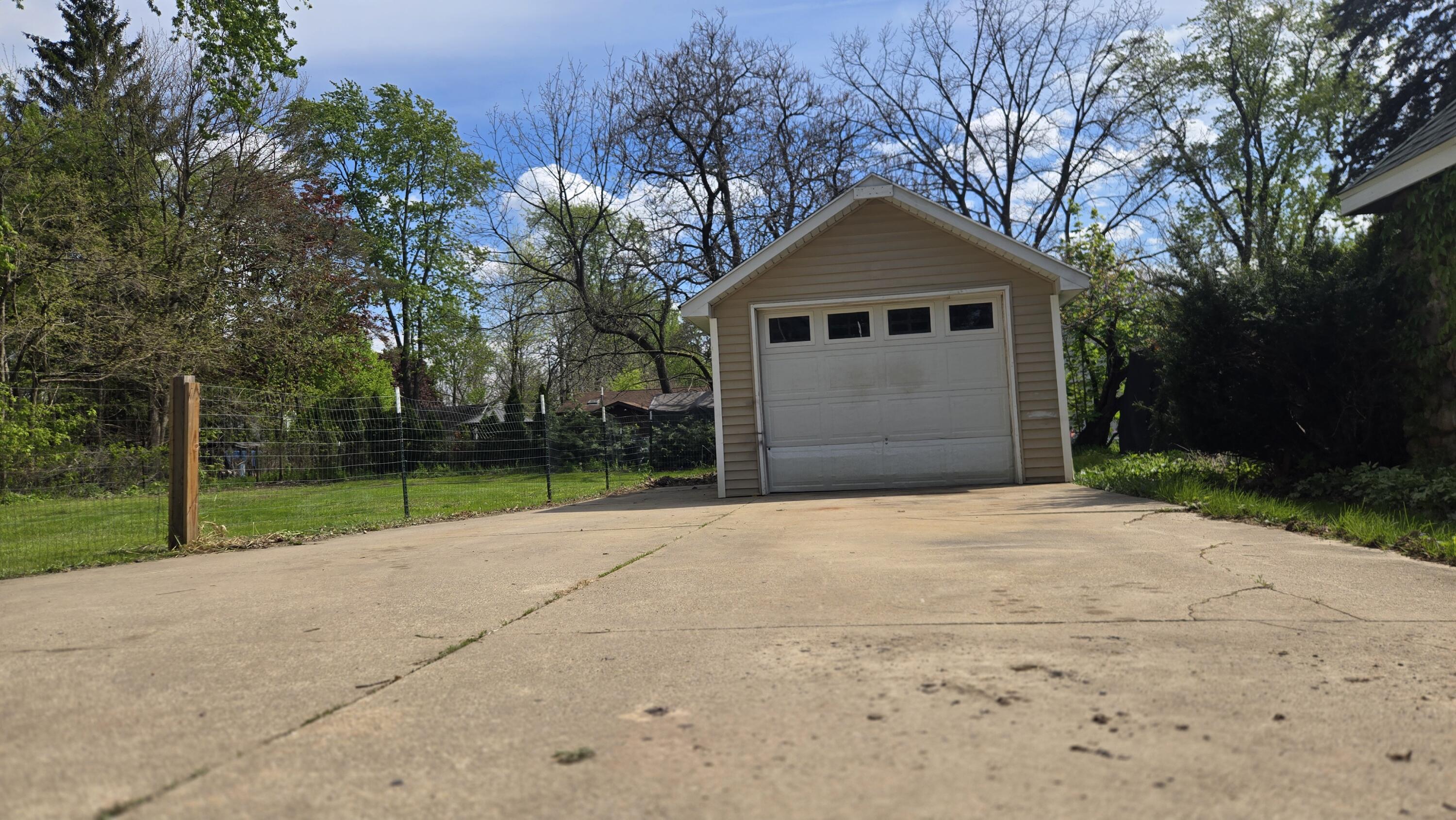 215 E Jane Street Property Photo 6