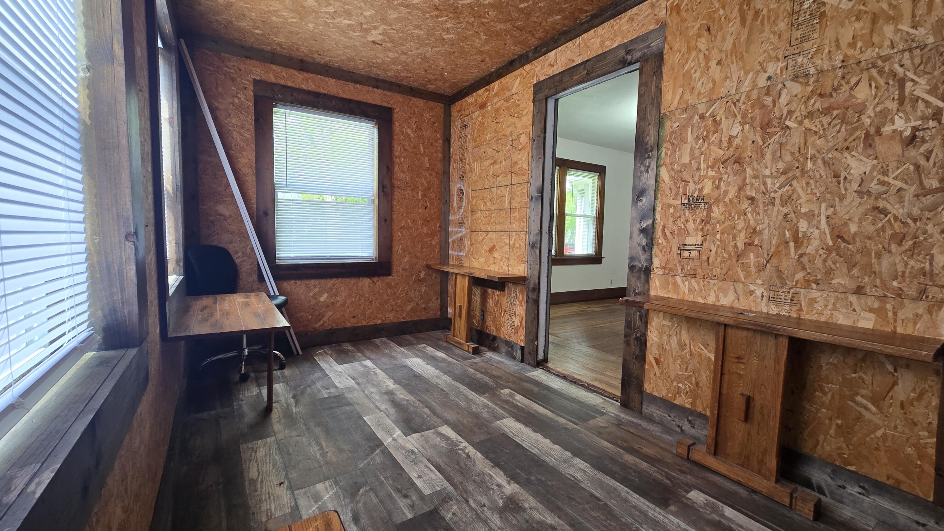 215 E Jane Street Property Photo 28