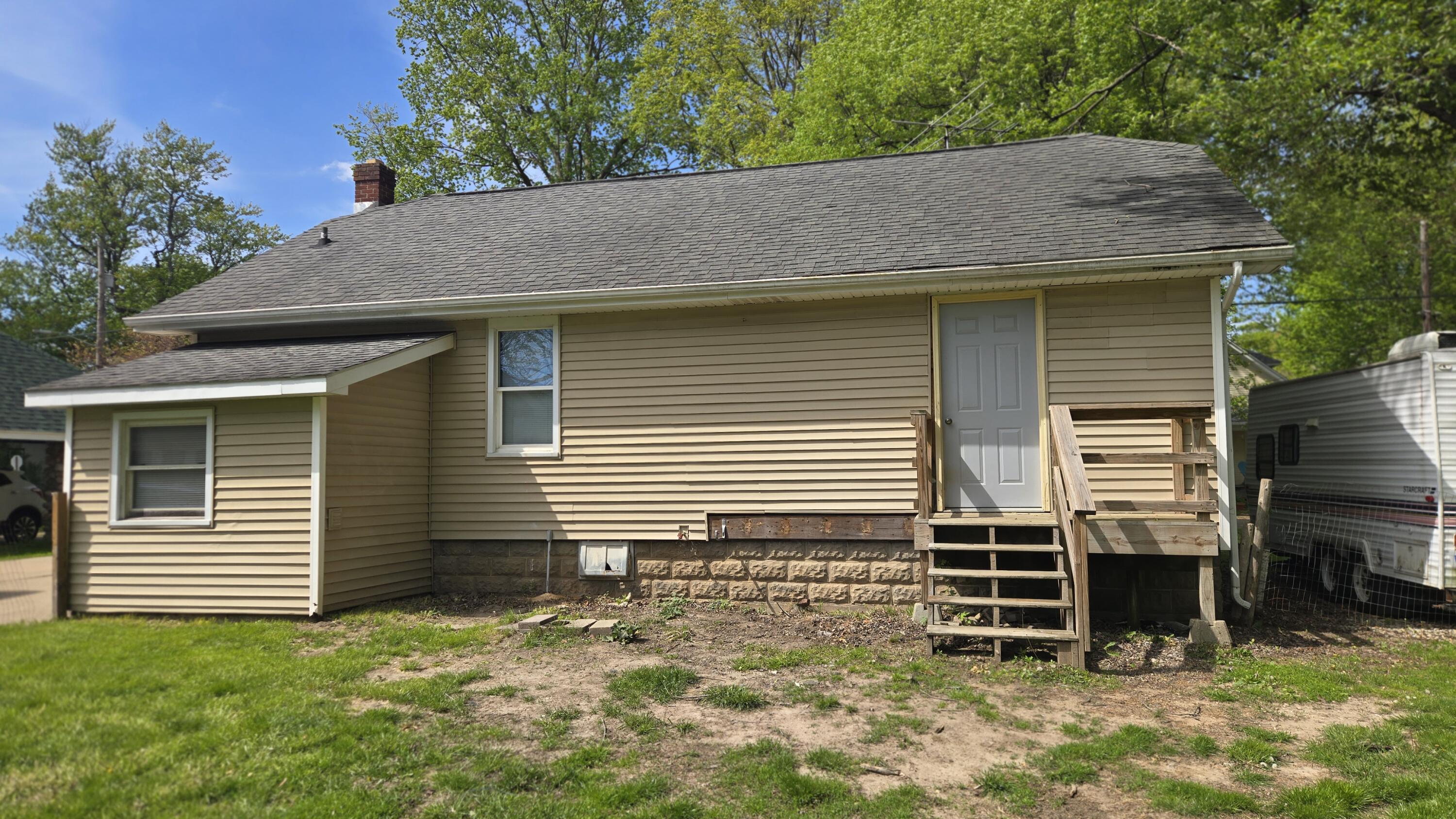 215 E Jane Street Property Photo 35