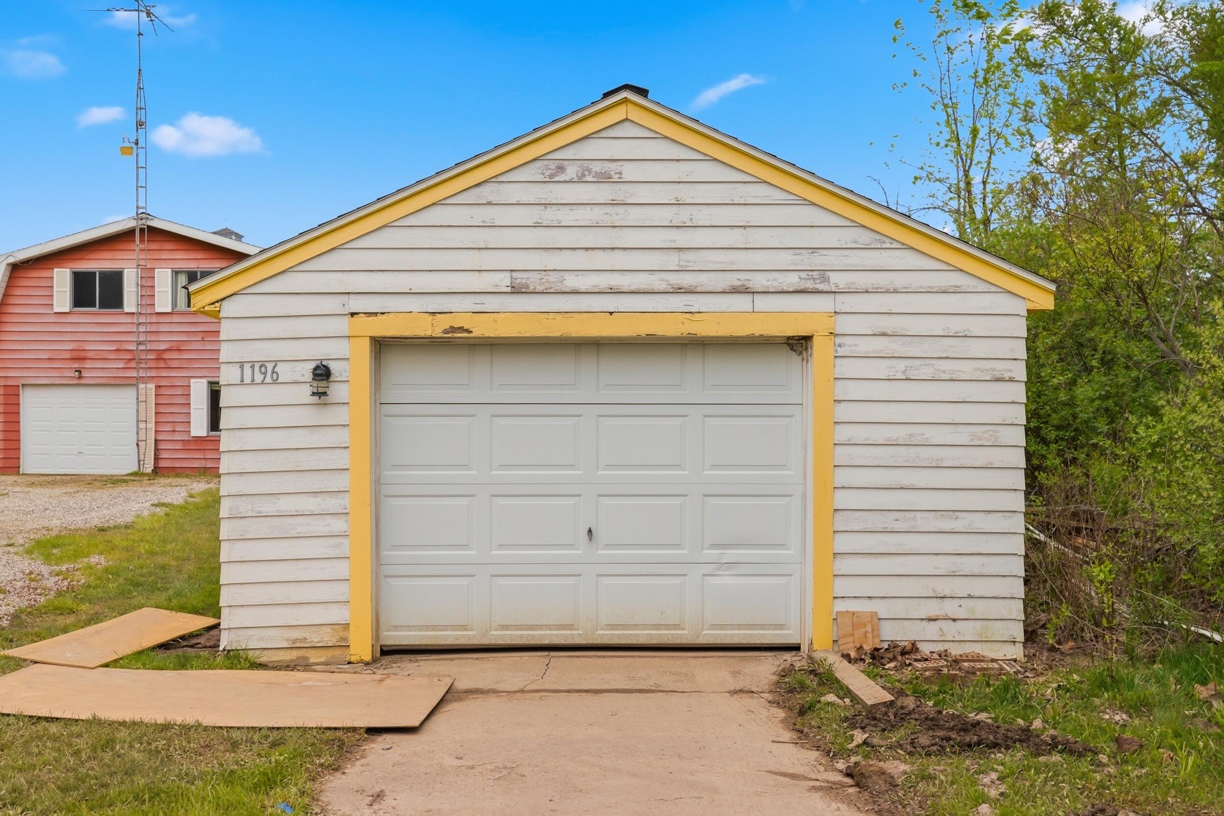 1196 Lakeview Drive Property Photo 3