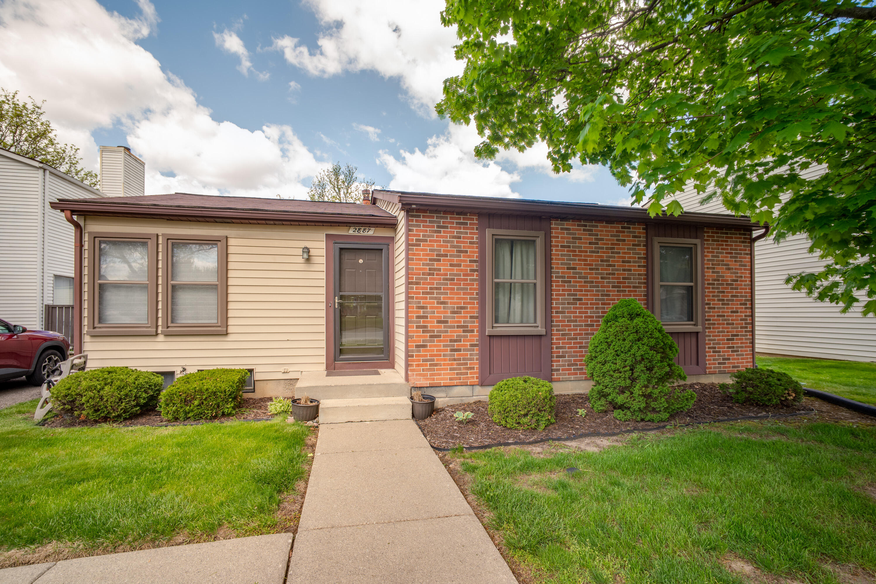 2887 Roundtree Drive Property Photo 1