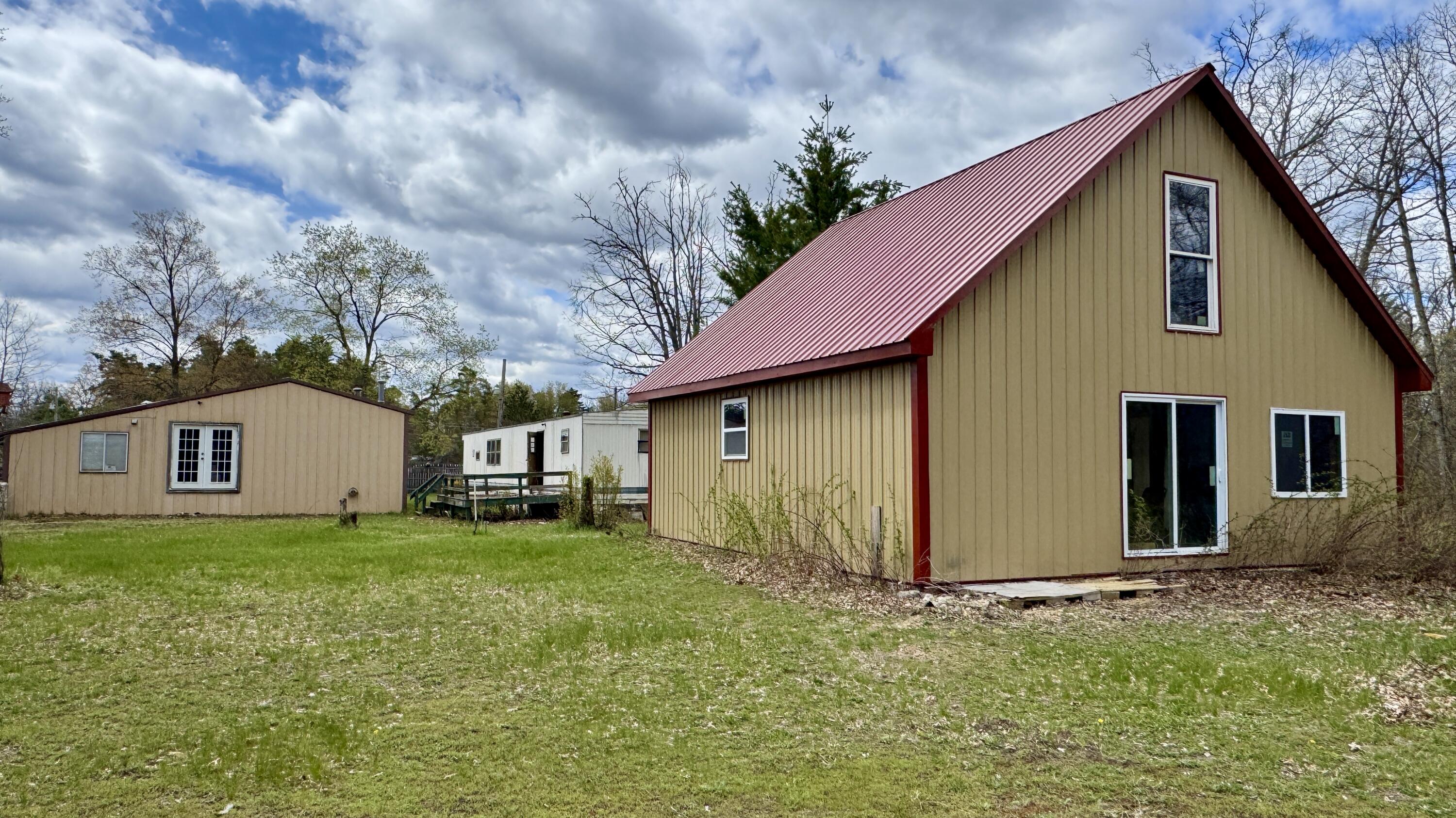 1496 17 Mile Road Property Photo 3