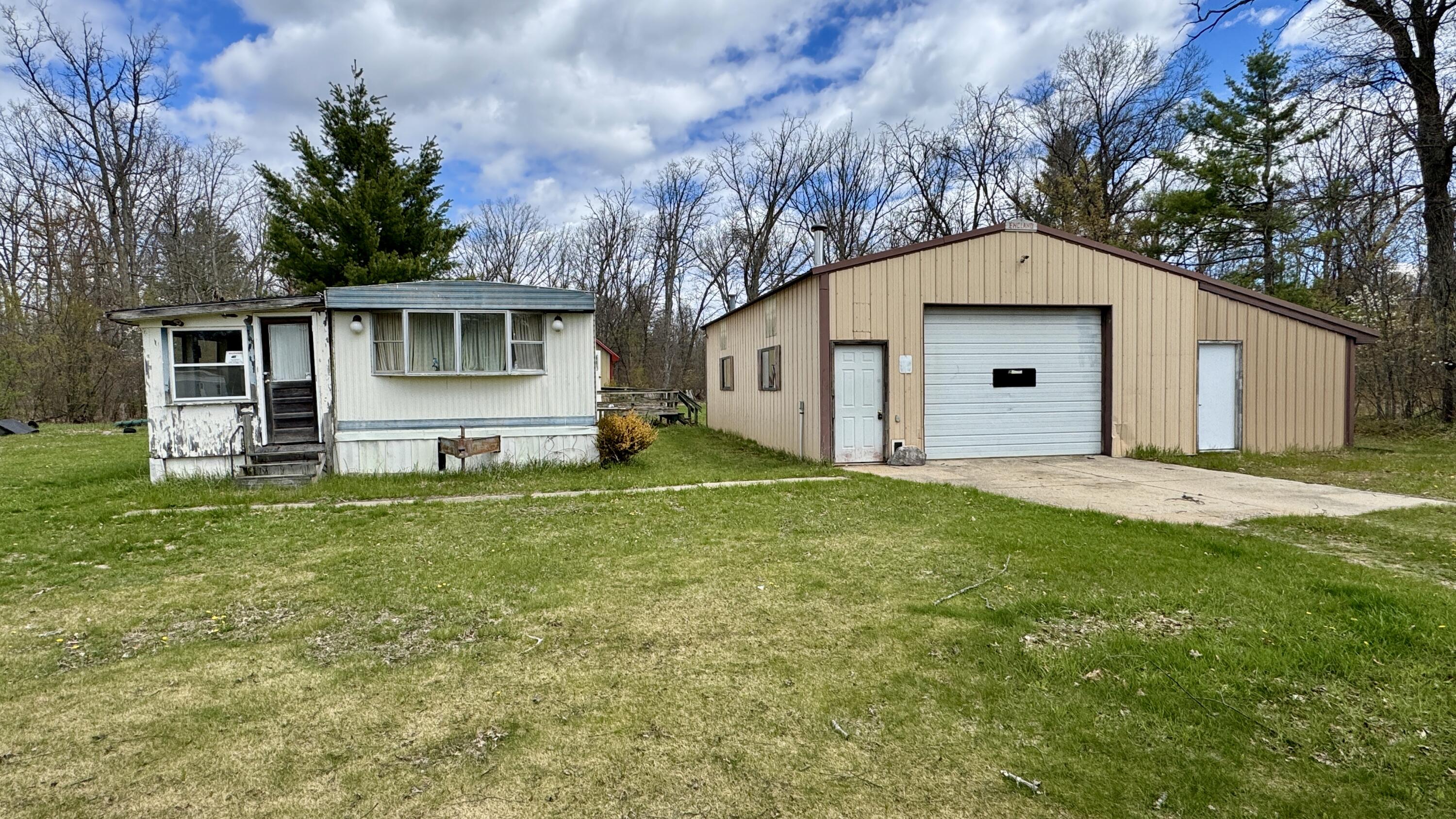 1496 17 Mile Road Property Photo 6