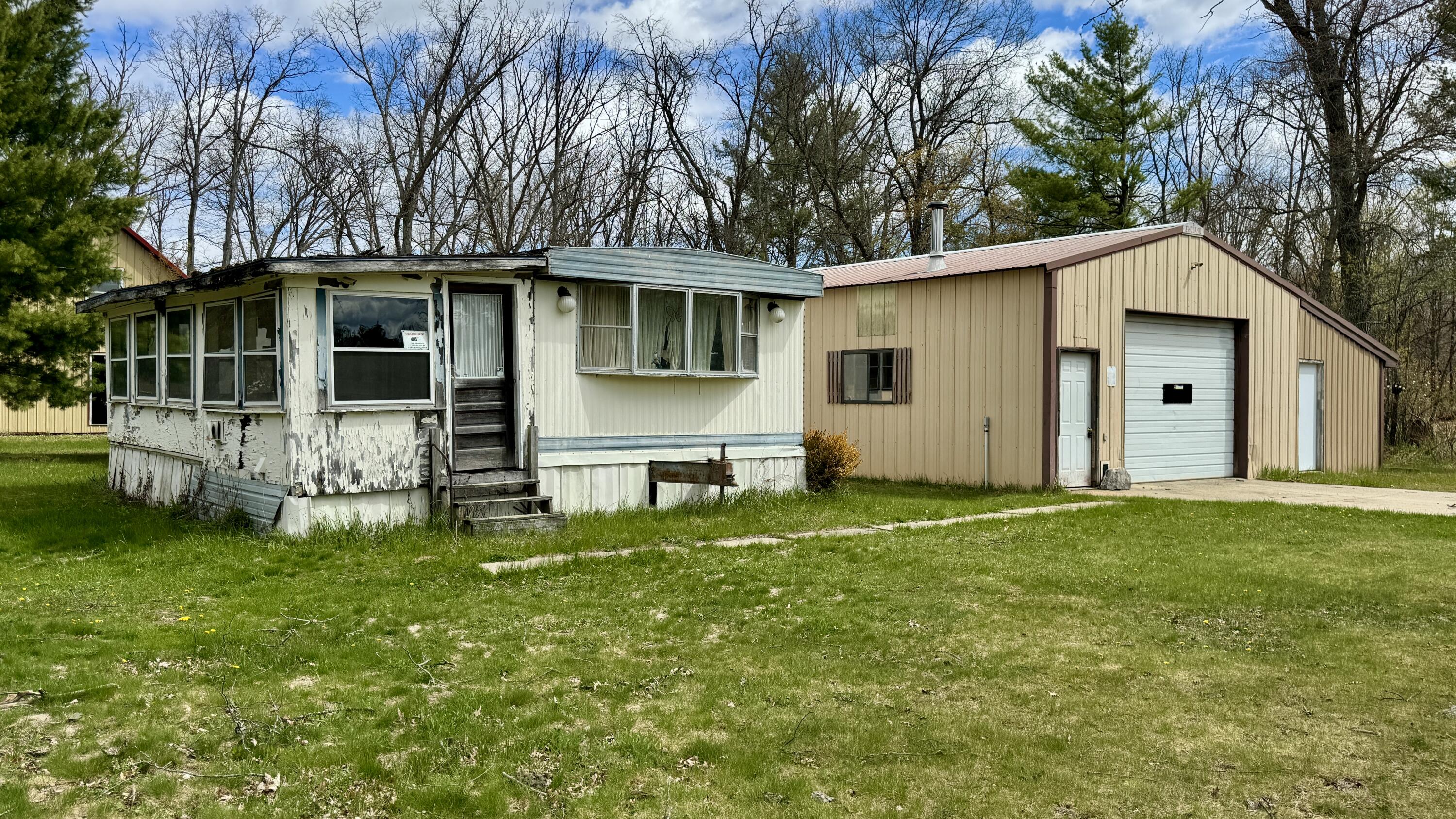 1496 17 Mile Road Property Photo 8
