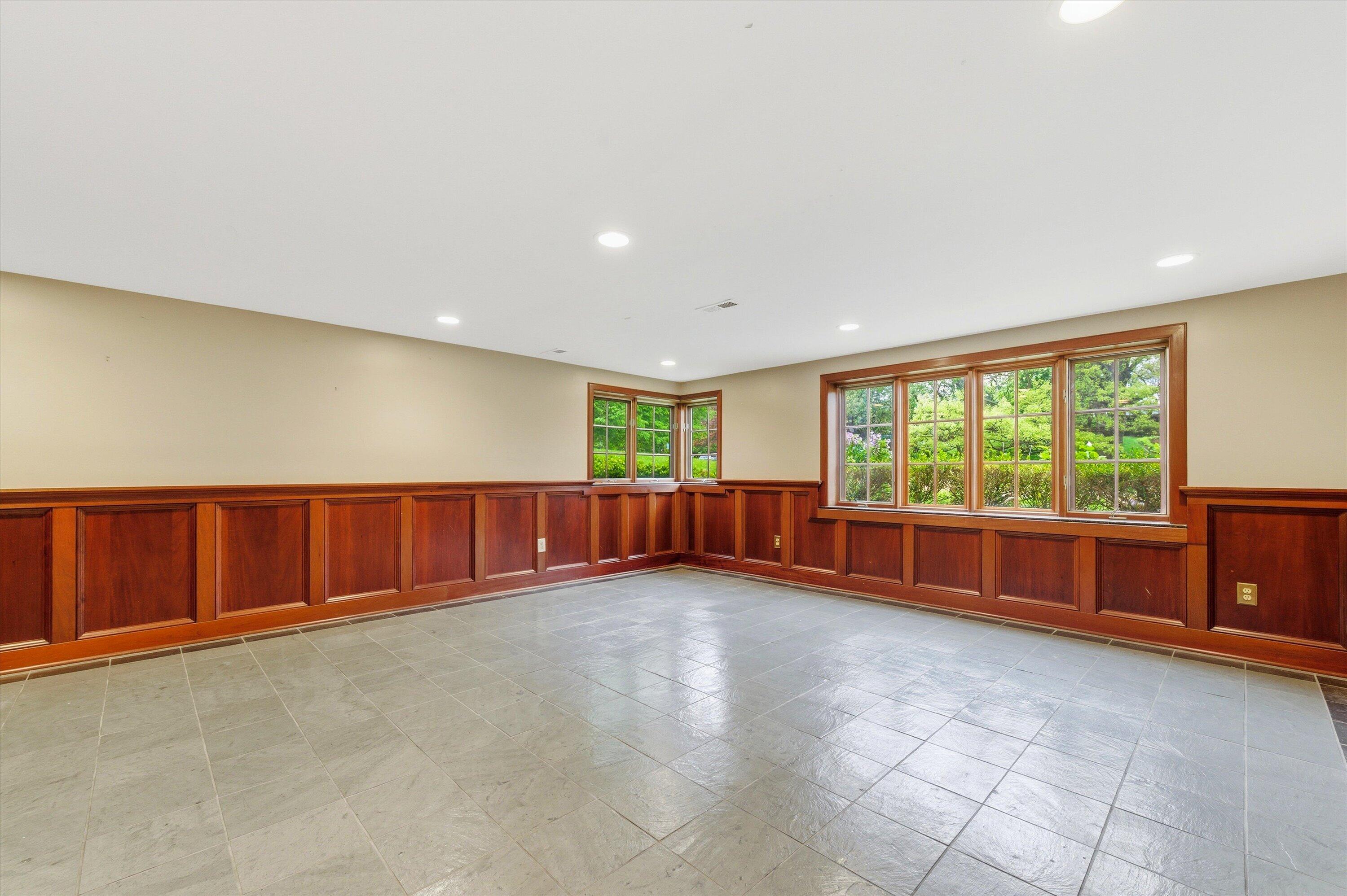 1041 Heather Way Property Photo 4
