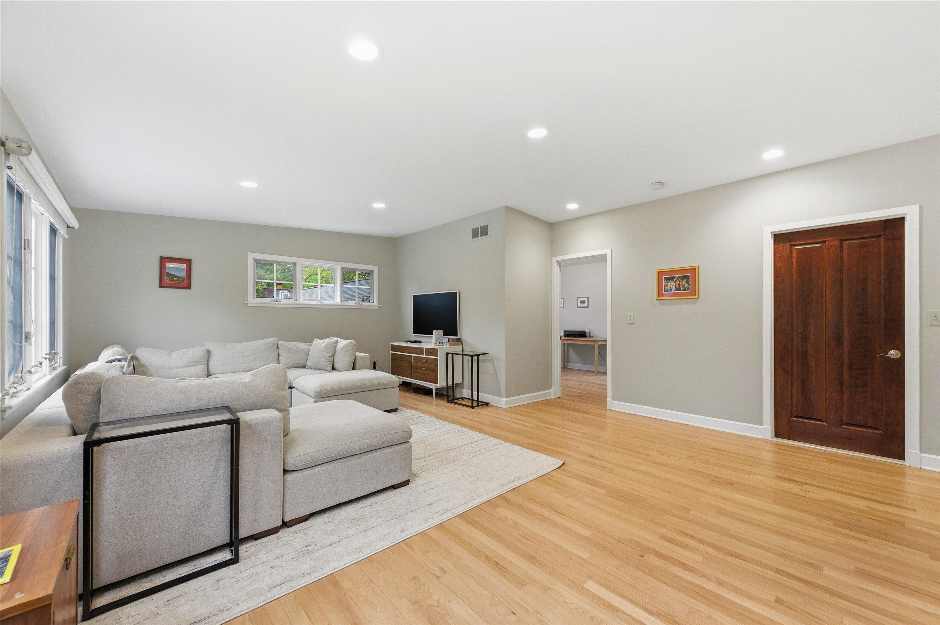 1041 Heather Way Property Photo 11