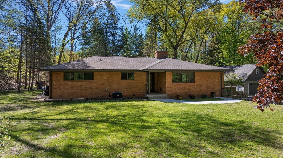 9555 Dunewood Drive Property Photo 4