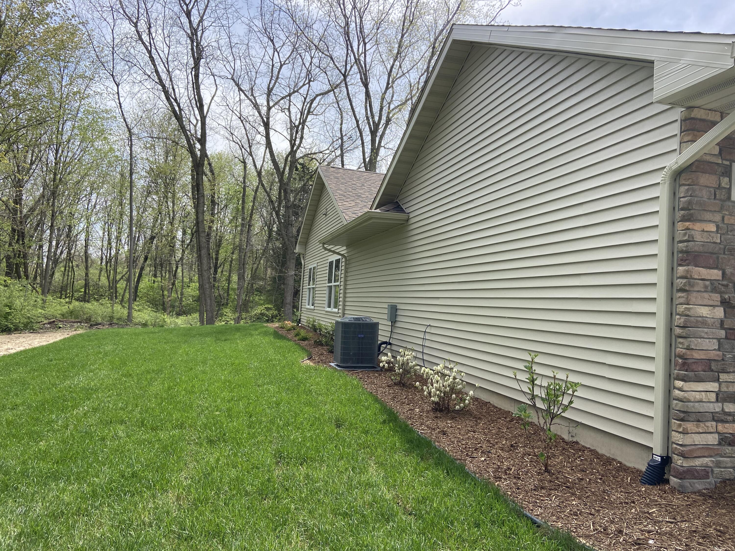 728 Violet Way Property Photo 4