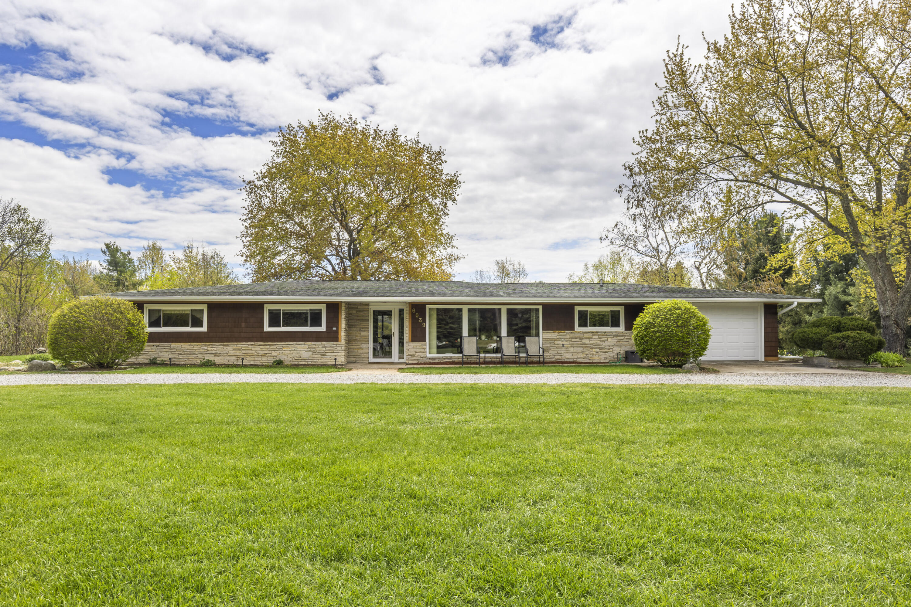6039 Mick Road Property Photo 1