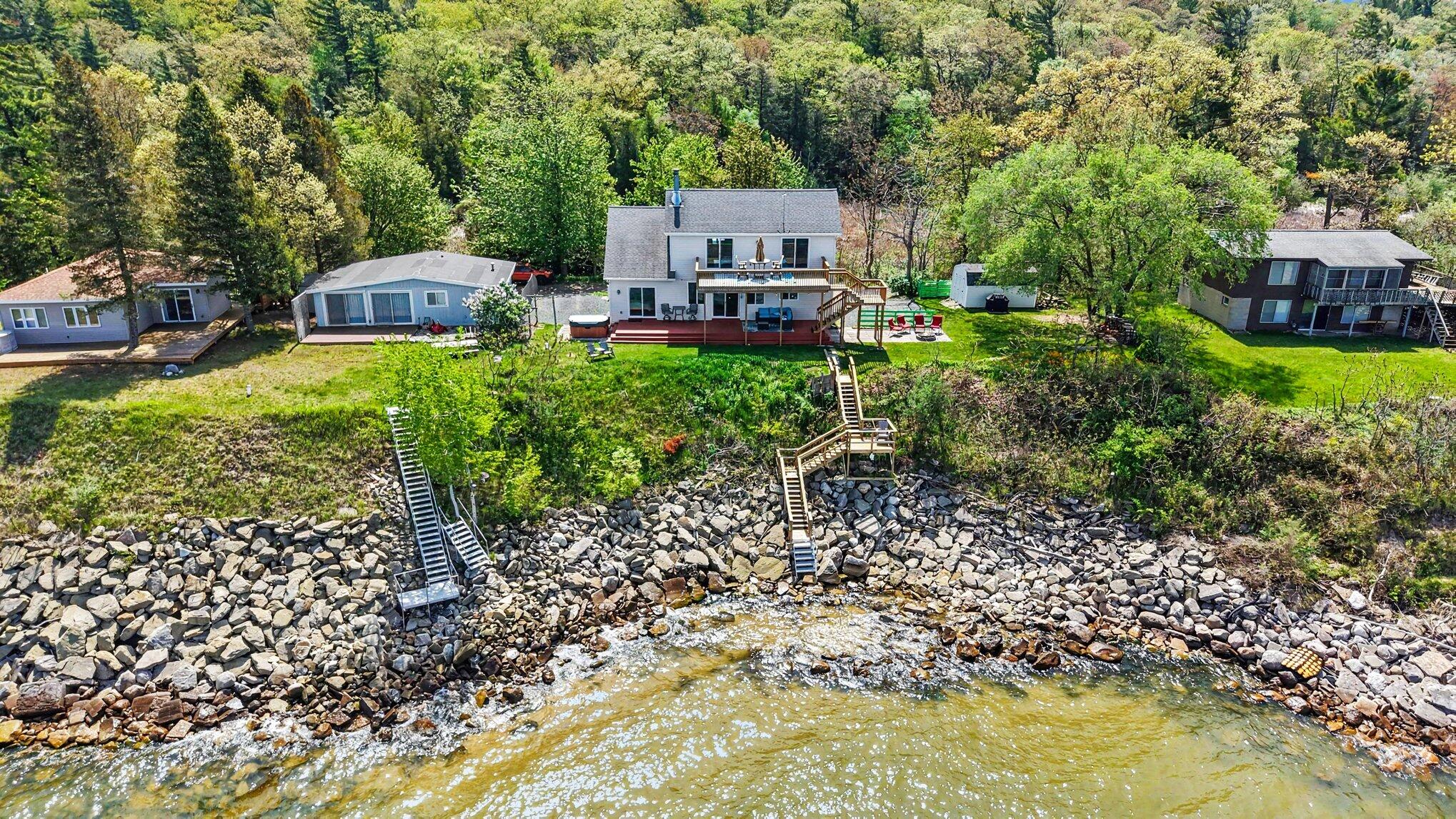 3053 N Lakeshore Drive Property Photo 1
