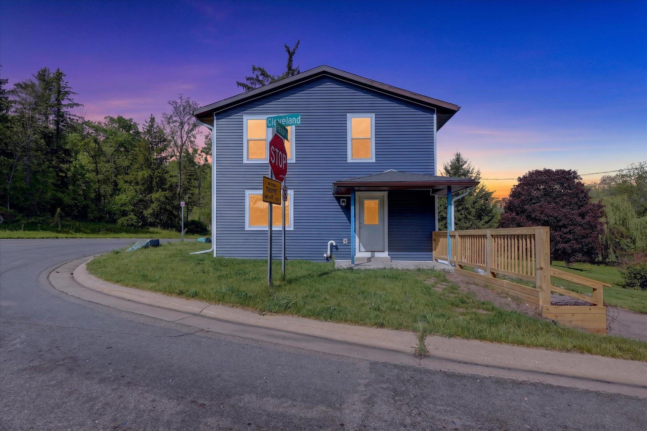 1387 E Riverside Drive Property Photo 1