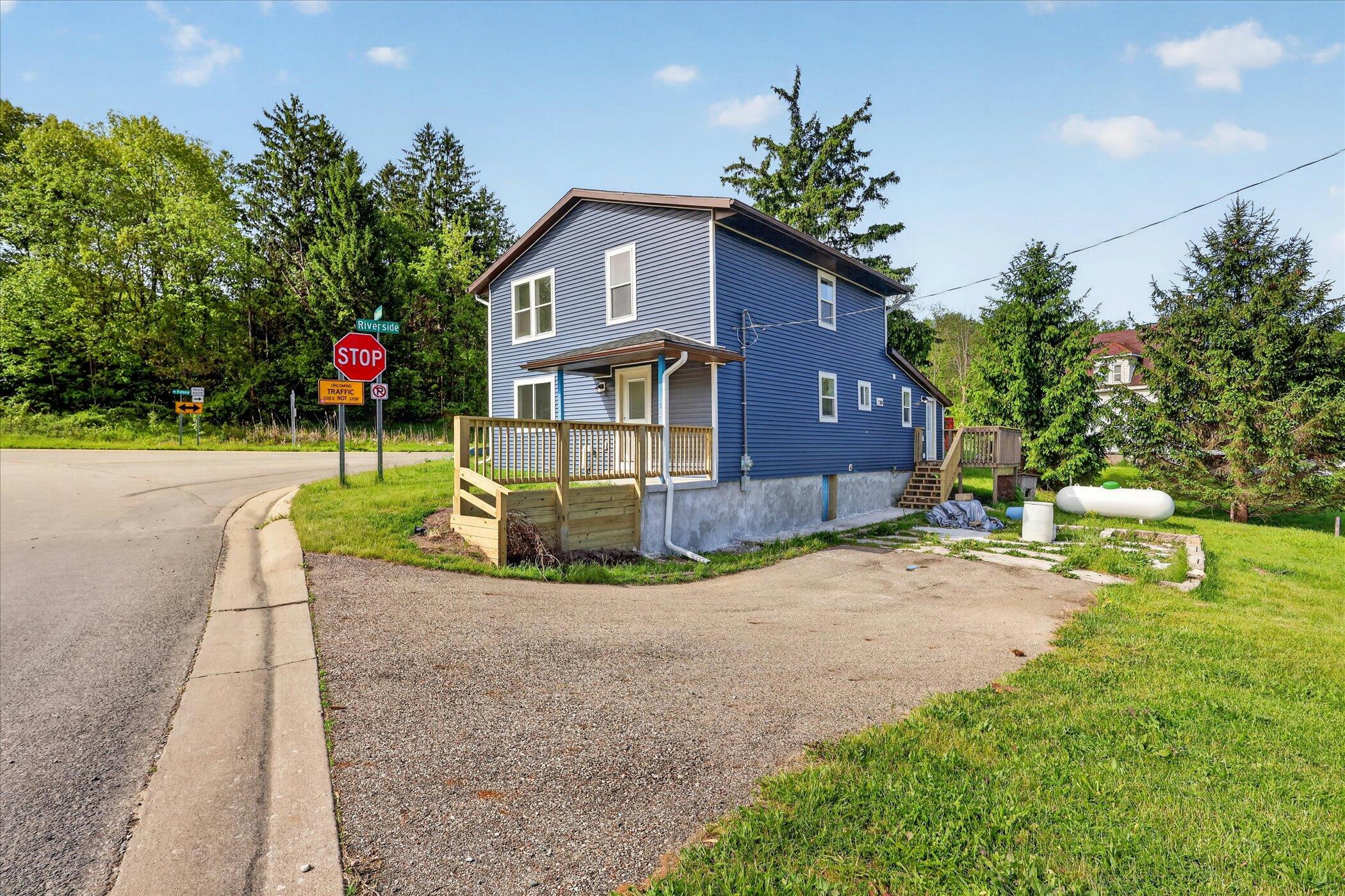 1387 E Riverside Drive Property Photo 3