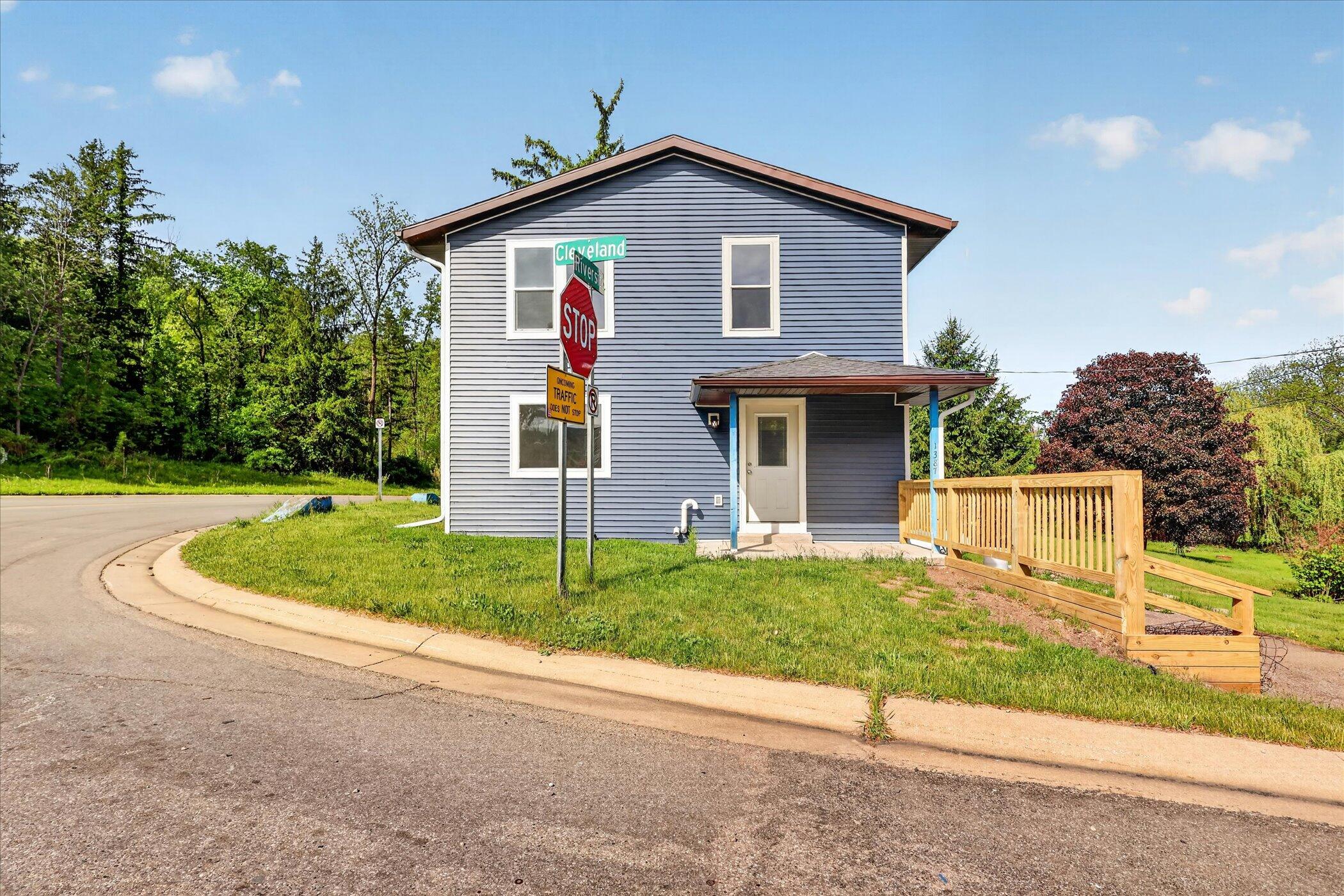 1387 E Riverside Drive Property Photo 4