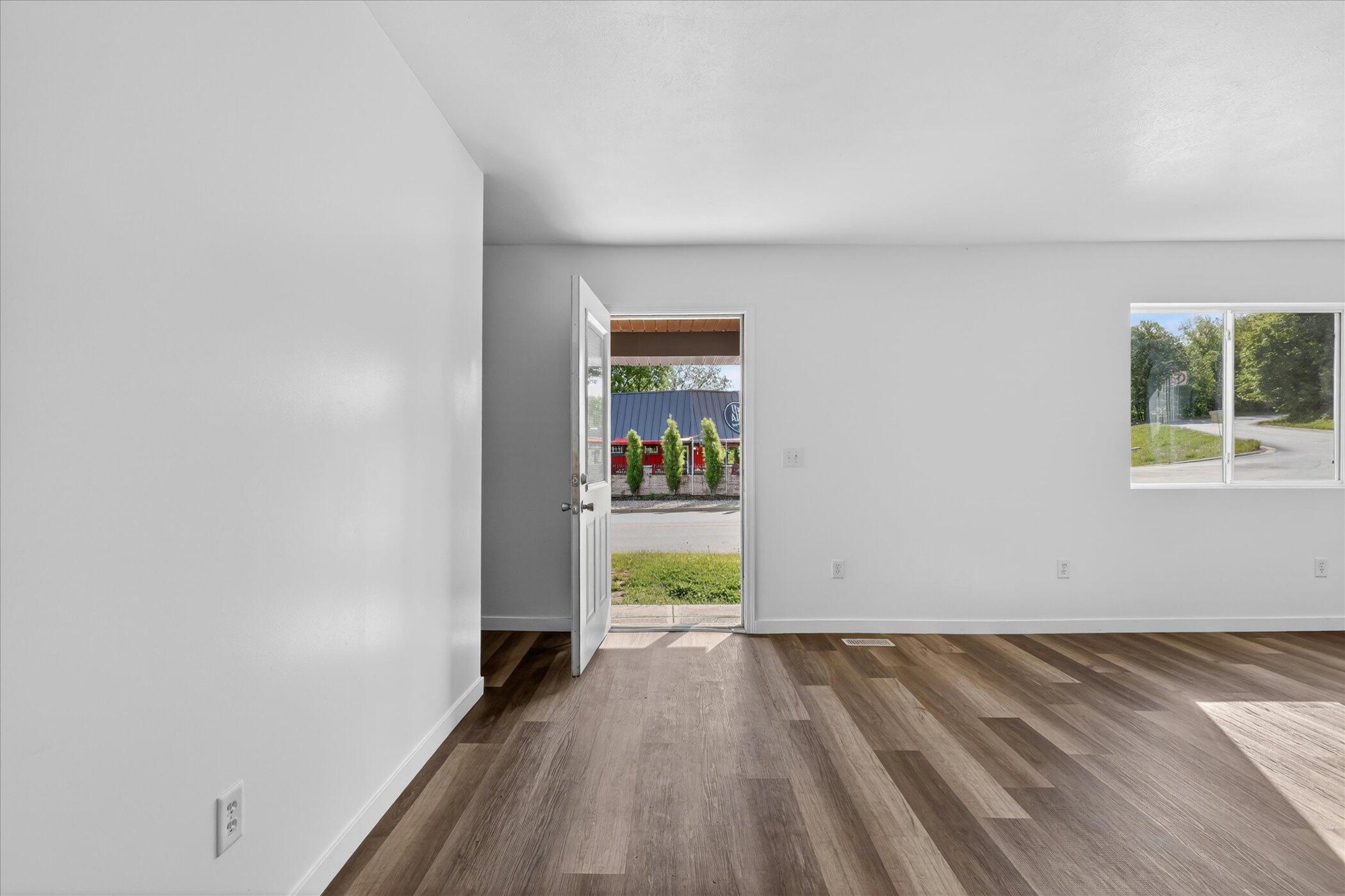 1387 E Riverside Drive Property Photo 27